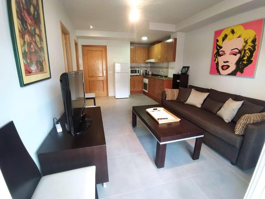Apartamento de una habitación con vista al mar y balcón.