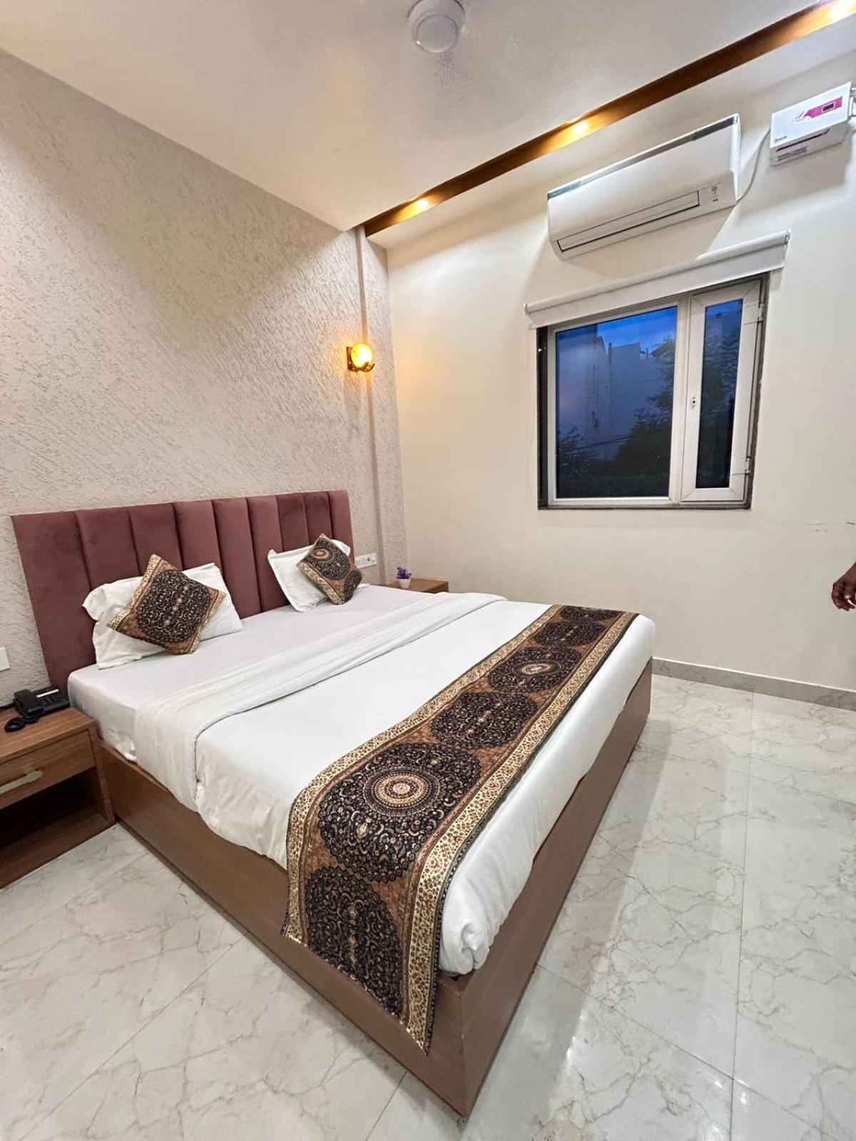 Deluxe Room - Photo 12
