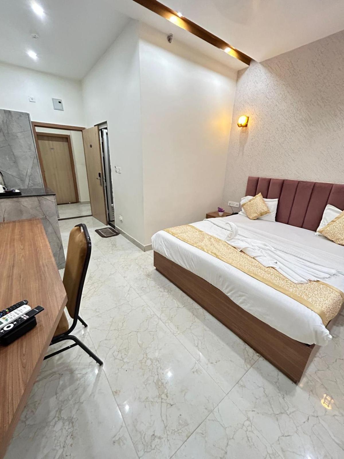 Deluxe Room - Photo 11