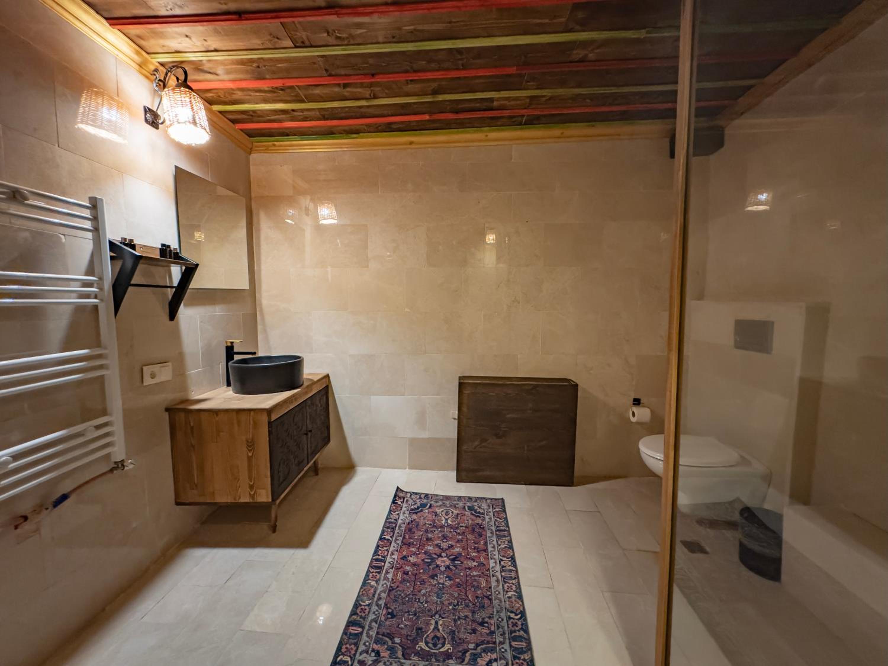 Deluxe King Room - Photo 2
