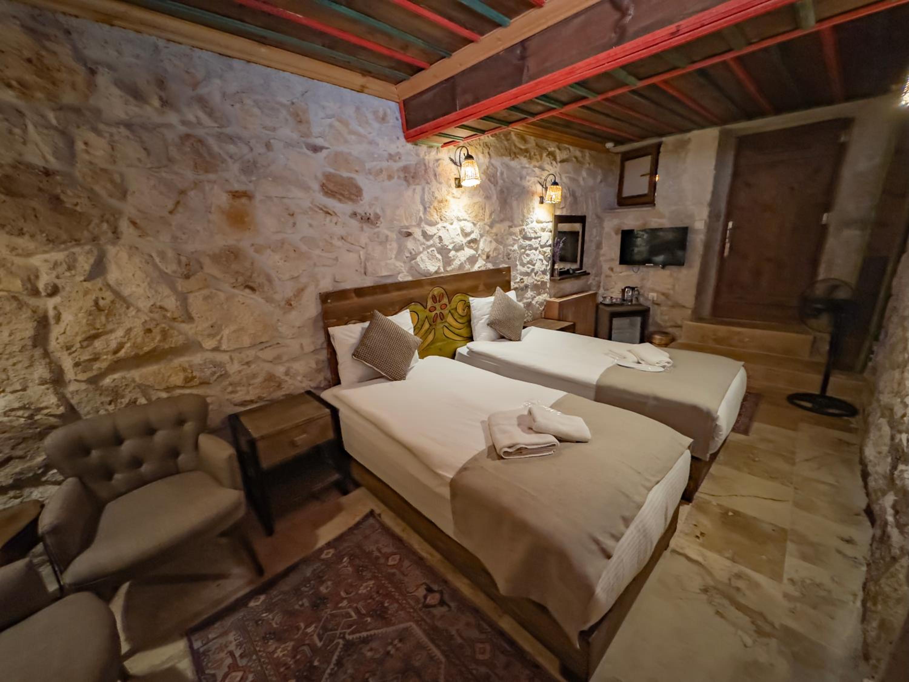 Deluxe King Room - Photo 7