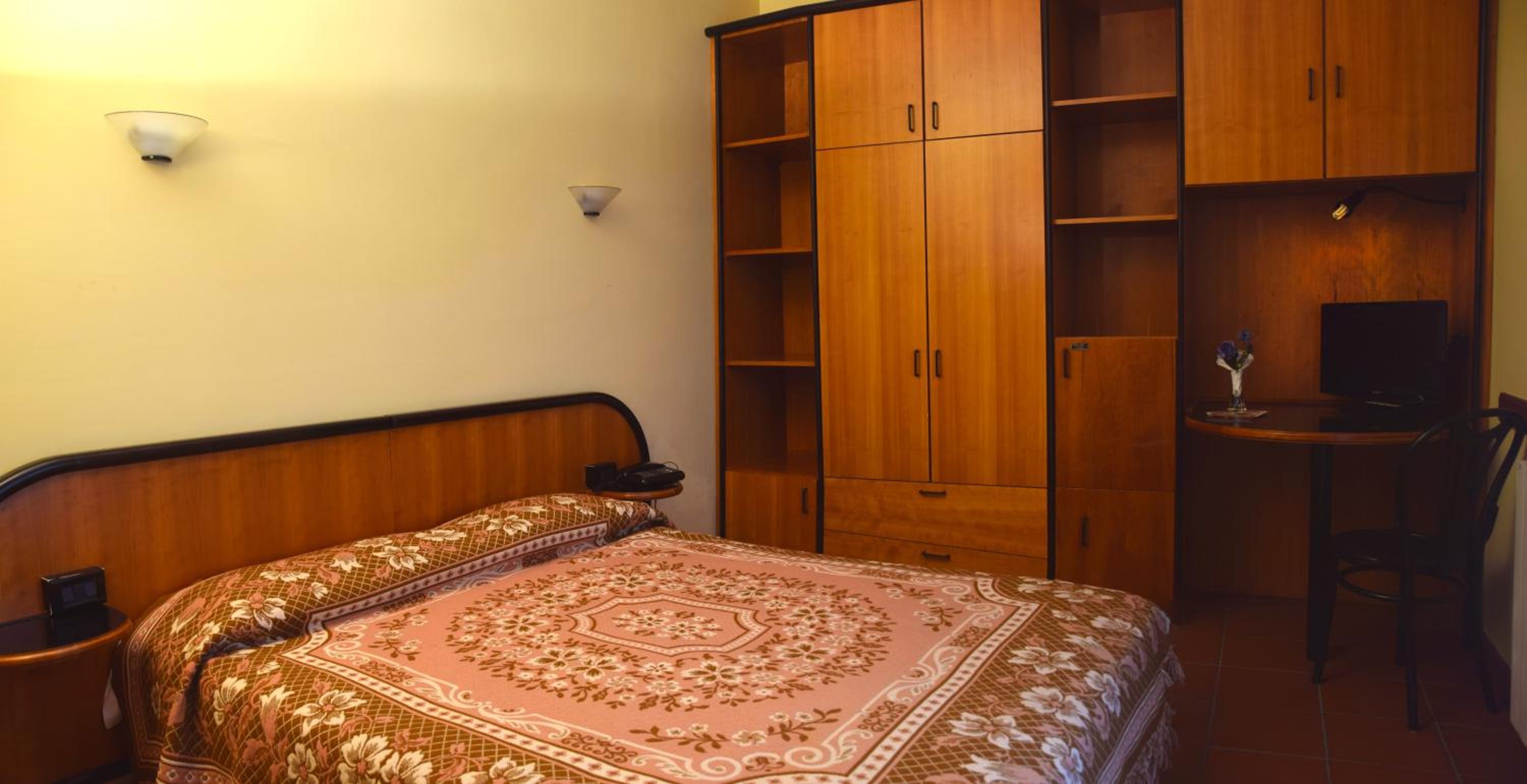Double or Twin Room - Photo 3