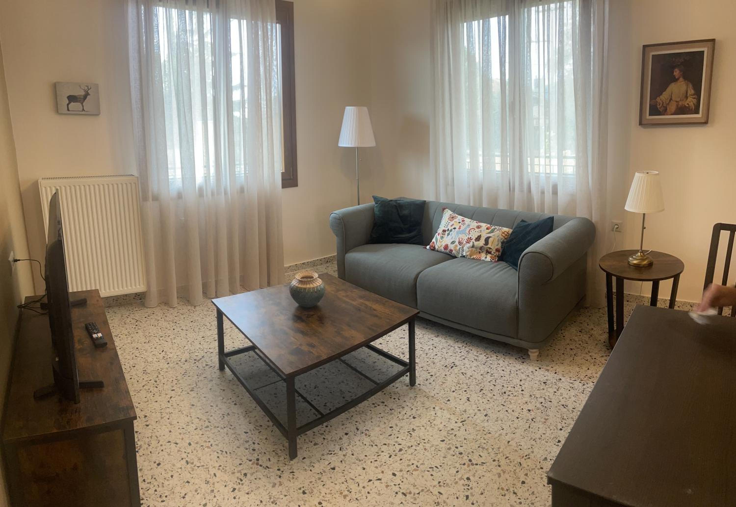 One-Bedroom Apartment photo 1