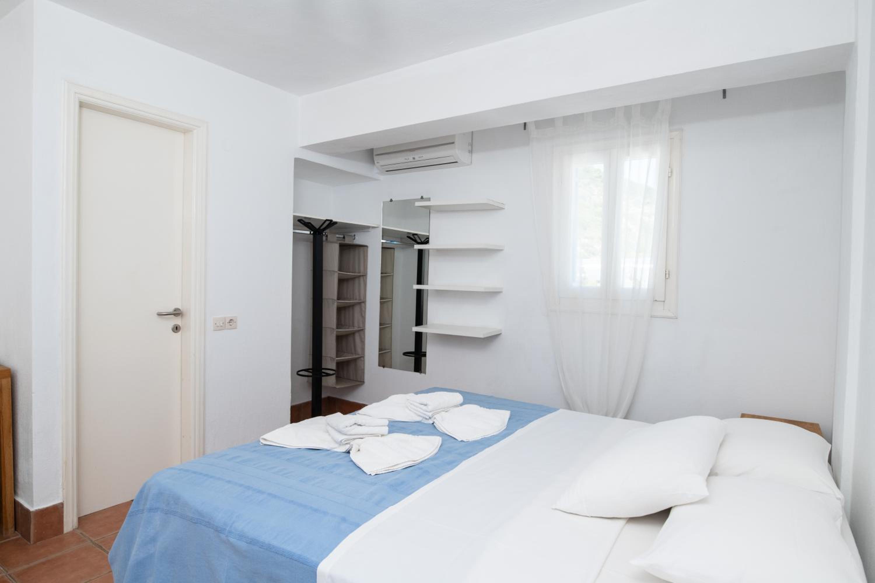 One-Bedroom House photo 1