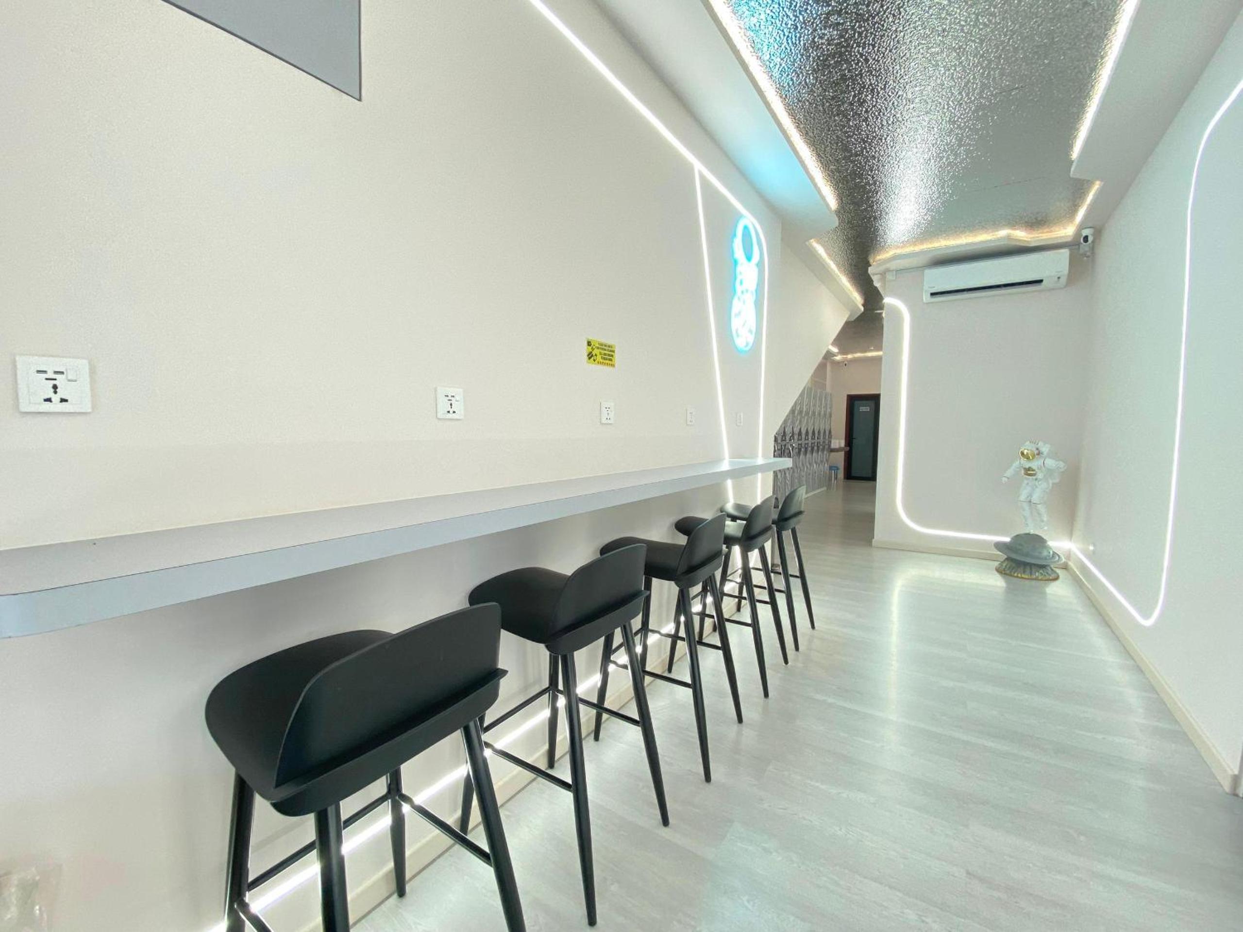 8-Bed Mixed Dormitory Room photo 3