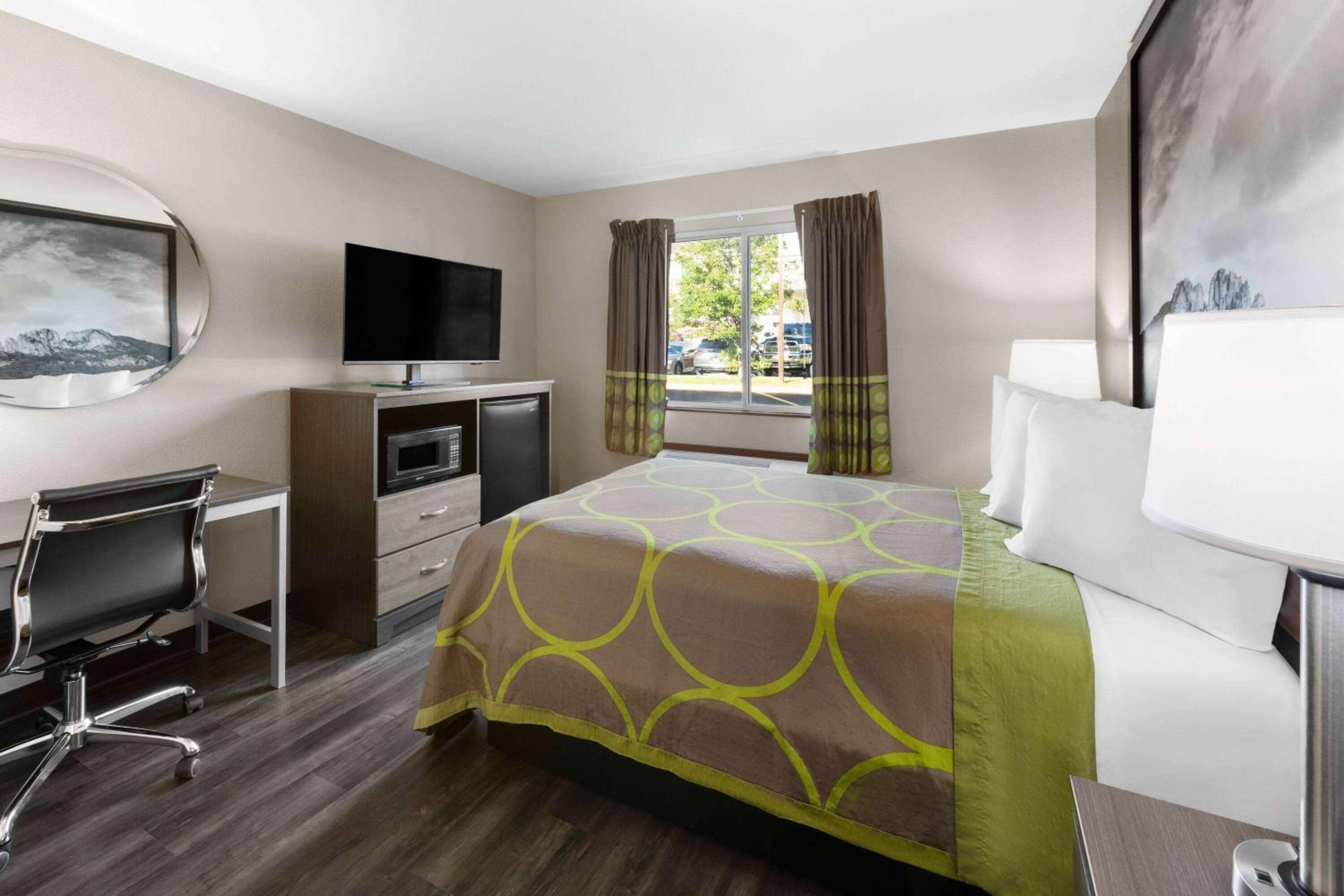 Double Room with Roll-In Shower with Grab Bars - Mobility Accessible/Non-Smoking photo 3