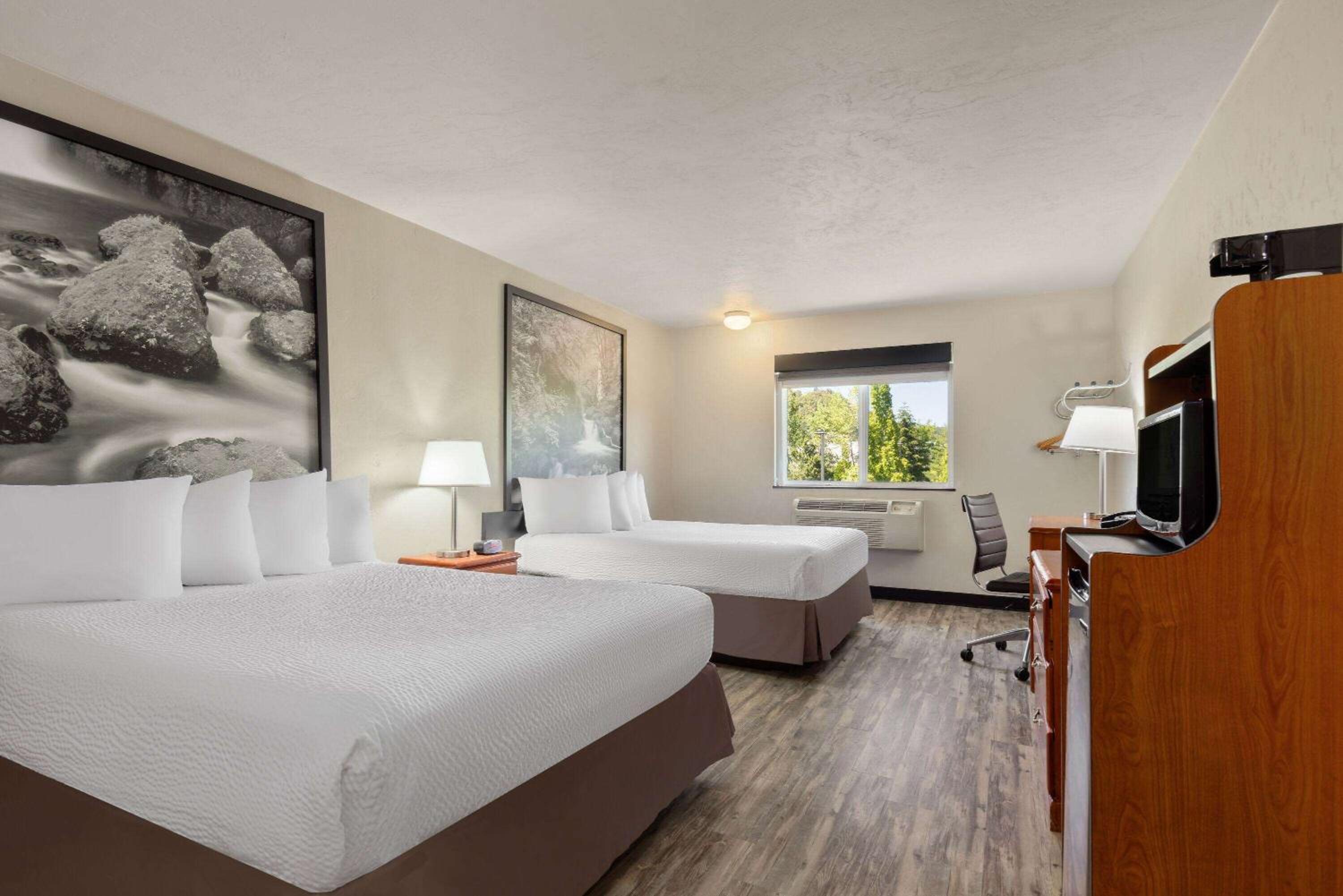 Queen Room with Two Queen Beds - Non-Smoking photo 1