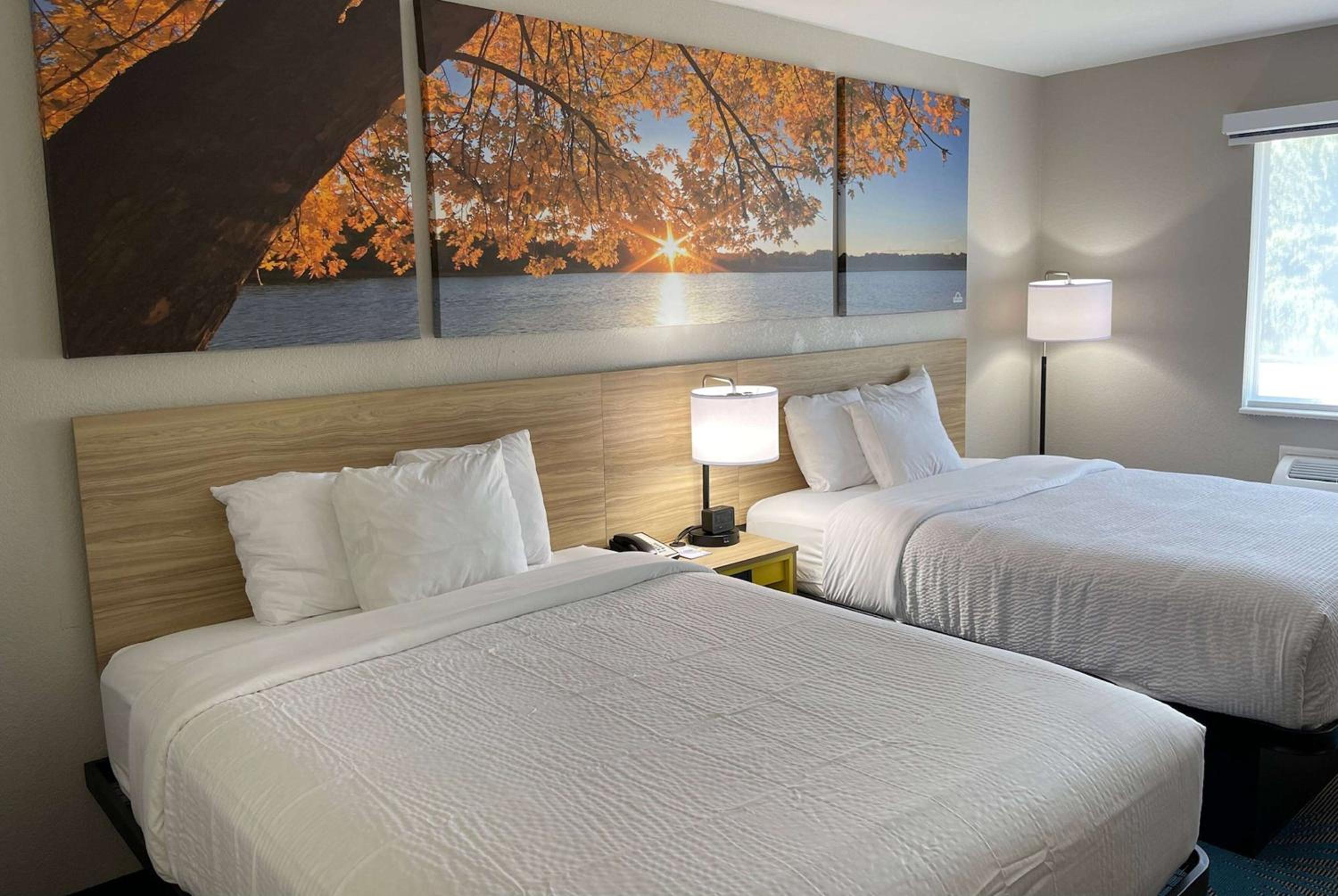Queen Room with Two Queen Beds - Non-Smoking - Photo 1