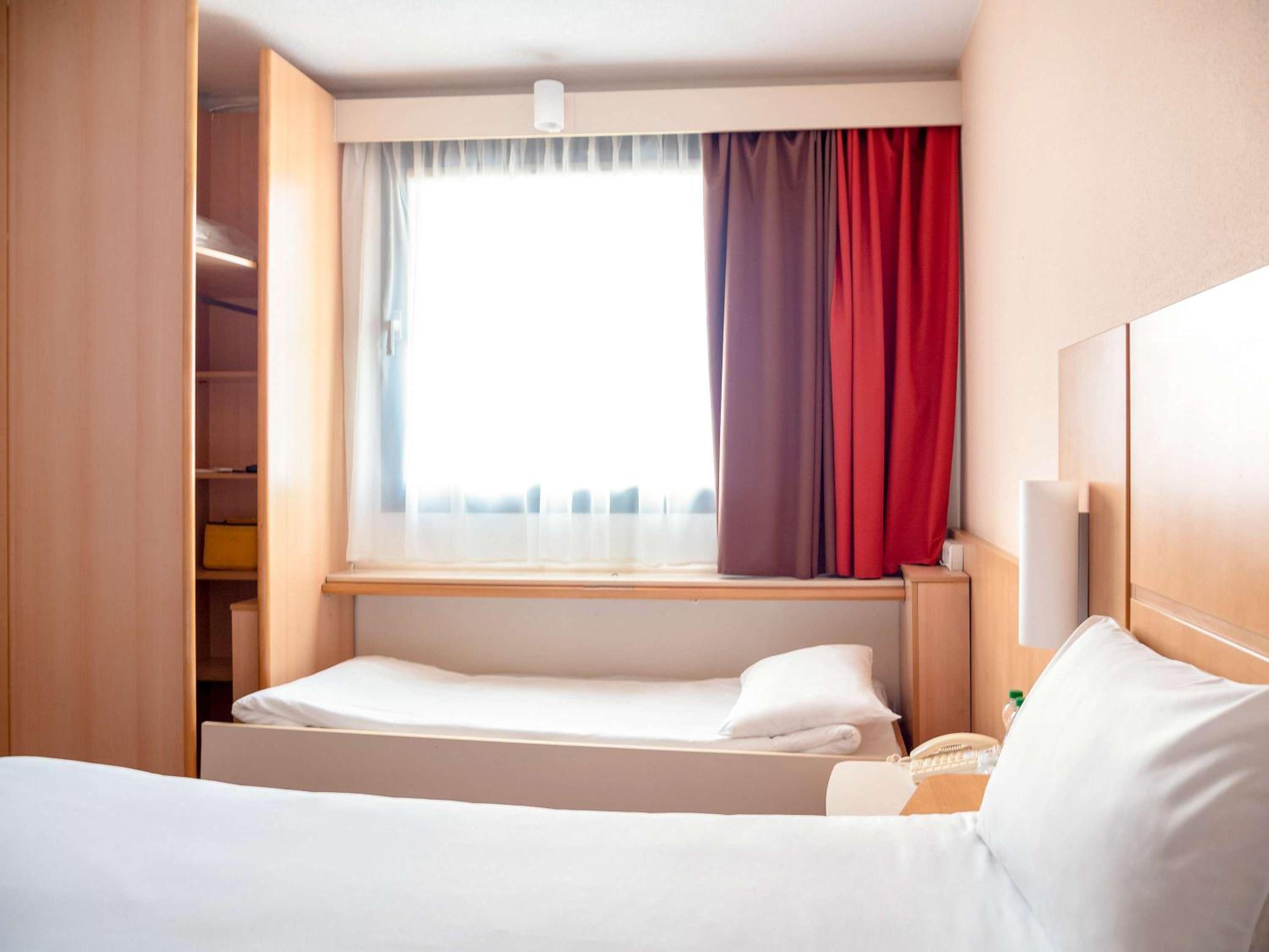 Family Standard Room With 1 Double Bed And 1 Single Bed  photo 1