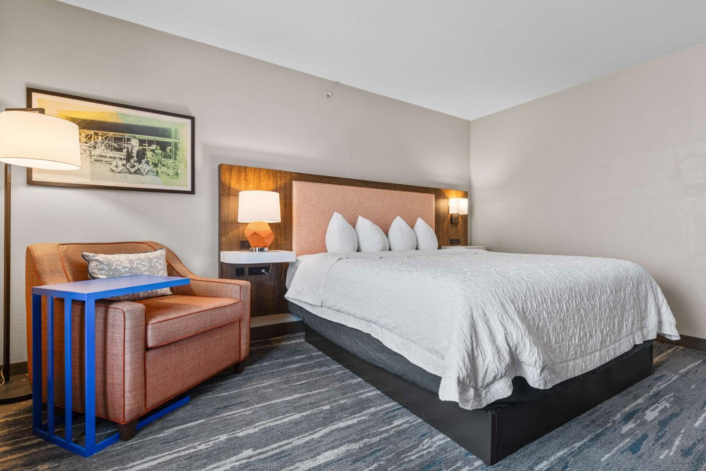 King Room with King Bed - Non-Smoking - Photo 5