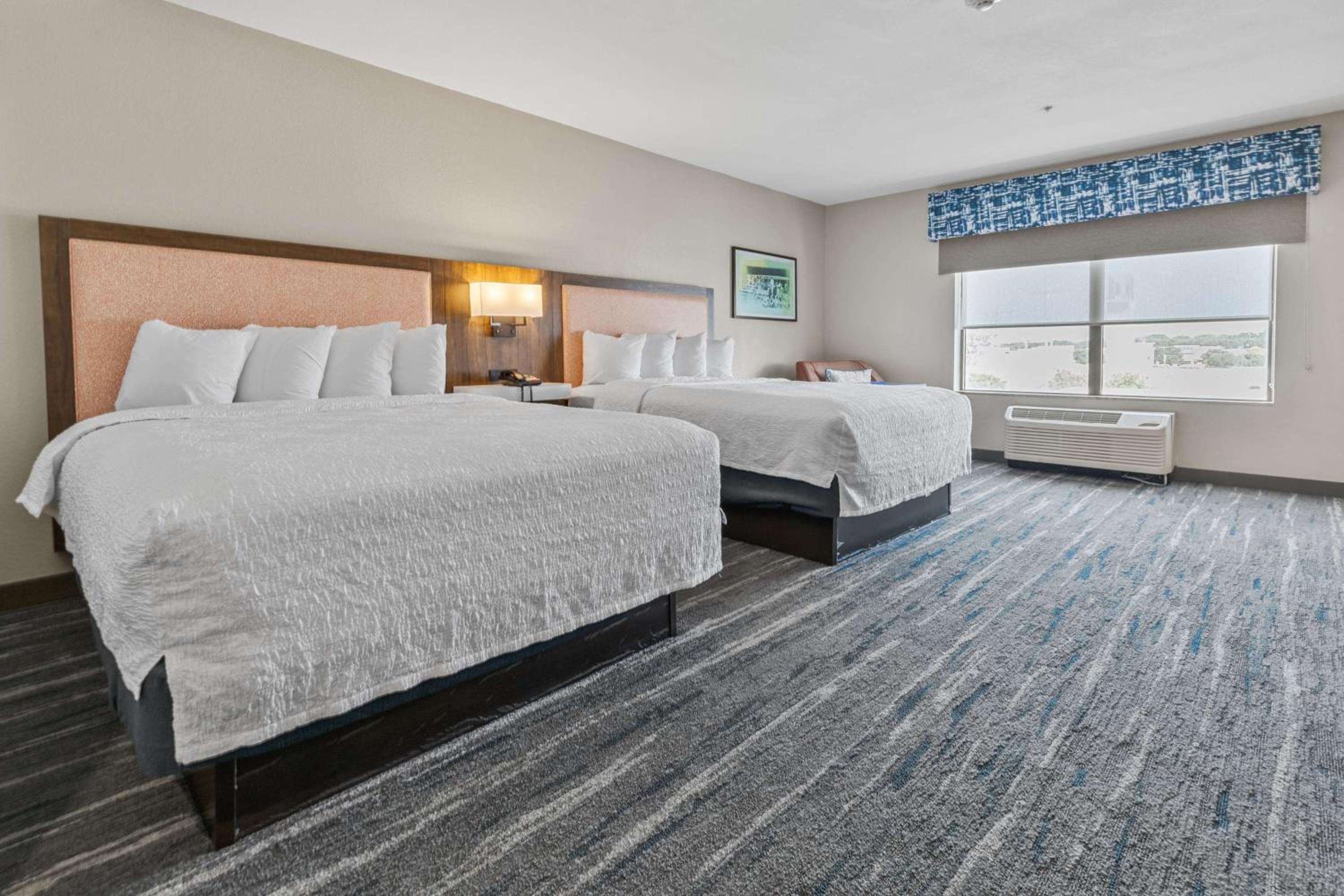 Room with Two Queen Beds - Non-Smoking - Photo 4