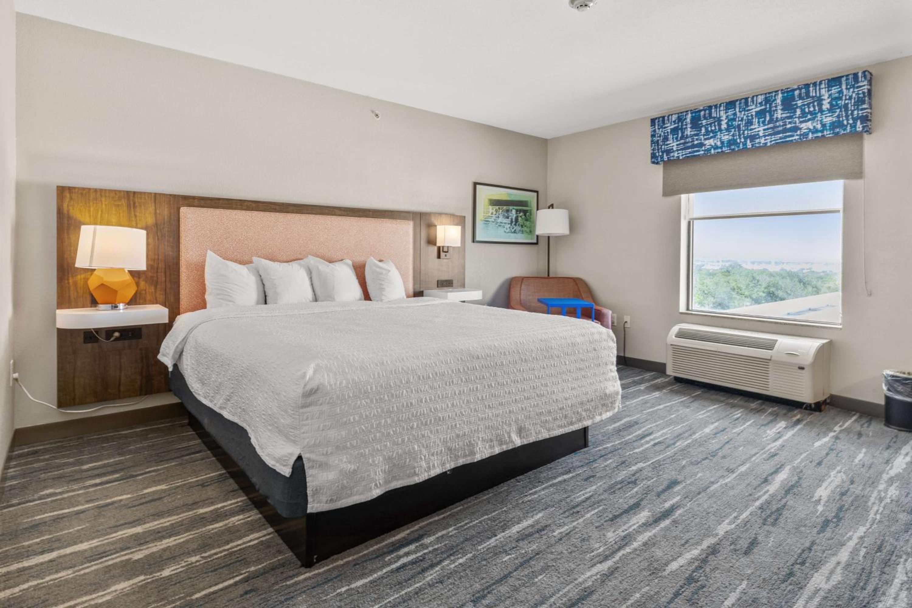 King Room with King Bed - Non-Smoking - Photo 2