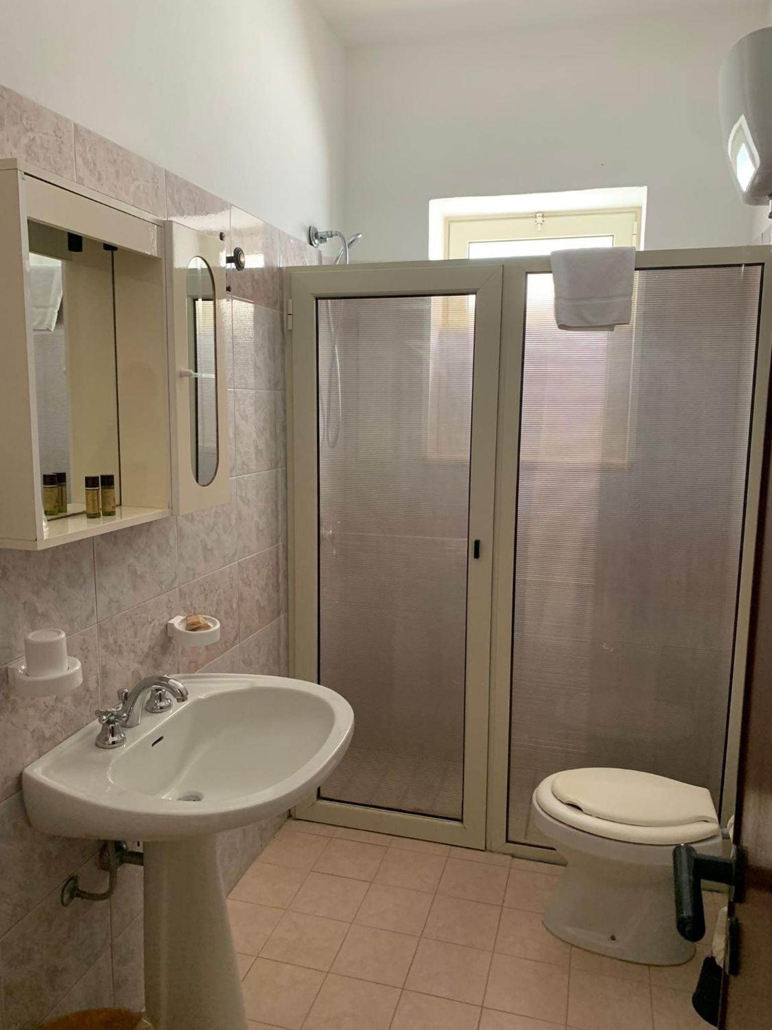 Triple Room - outbuilding photo 2