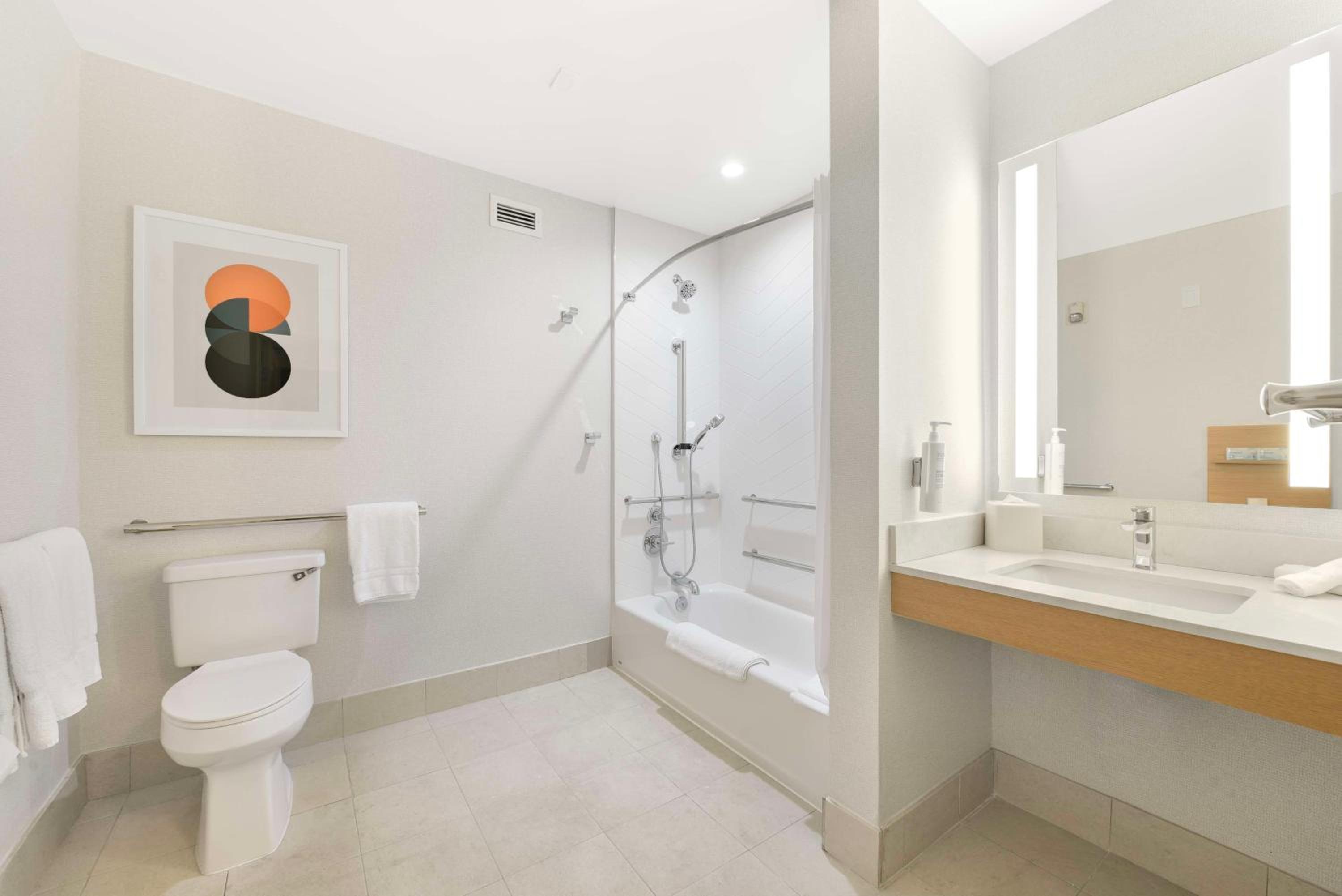 King Room with Bath Tub - Disability Access - Photo 4