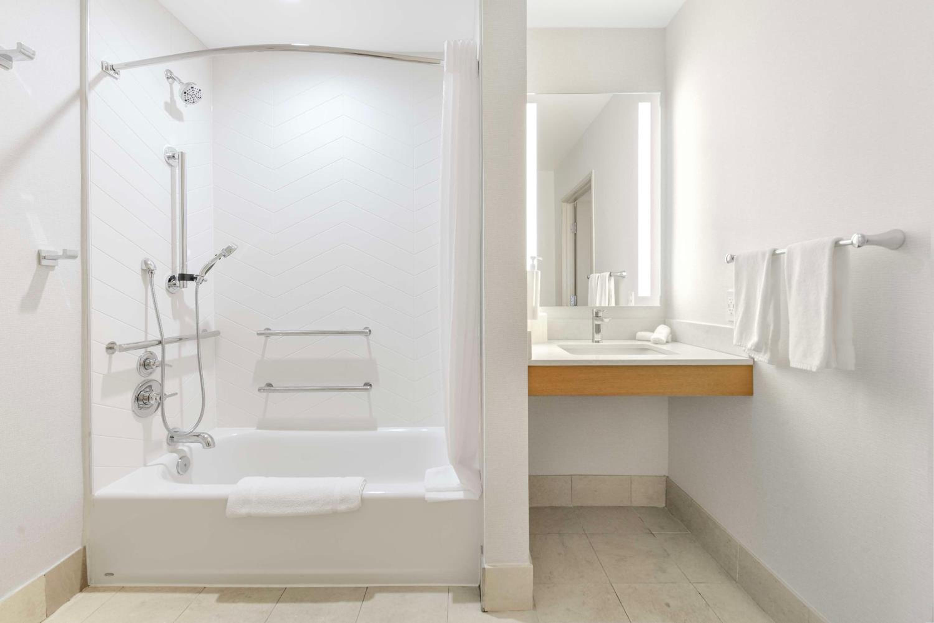 Queen Room with Two Queen Beds and Bath Tub - Disability Access - Photo 4