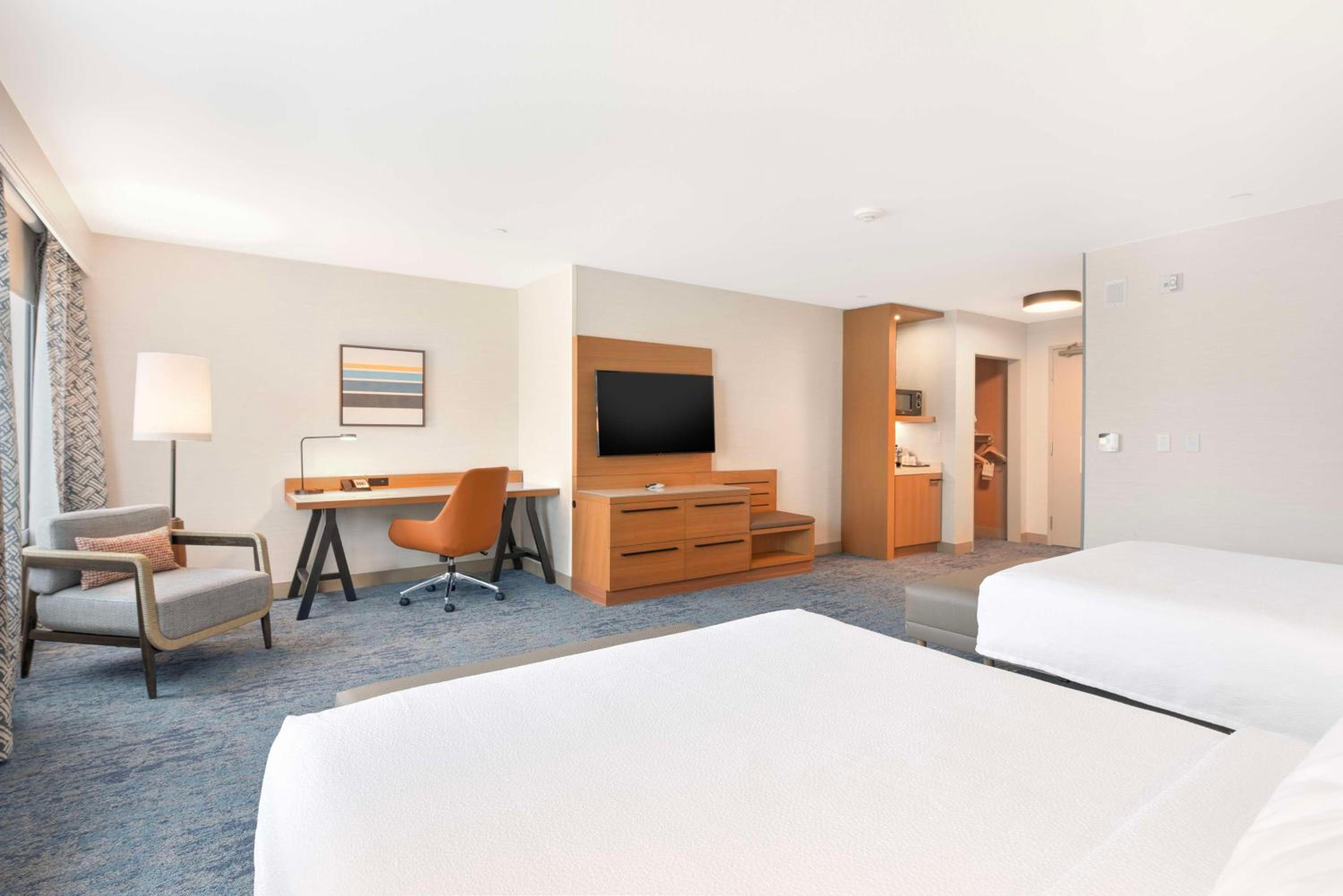Queen Room with Two Queen Beds and Bath Tub - Disability Access - Photo 3