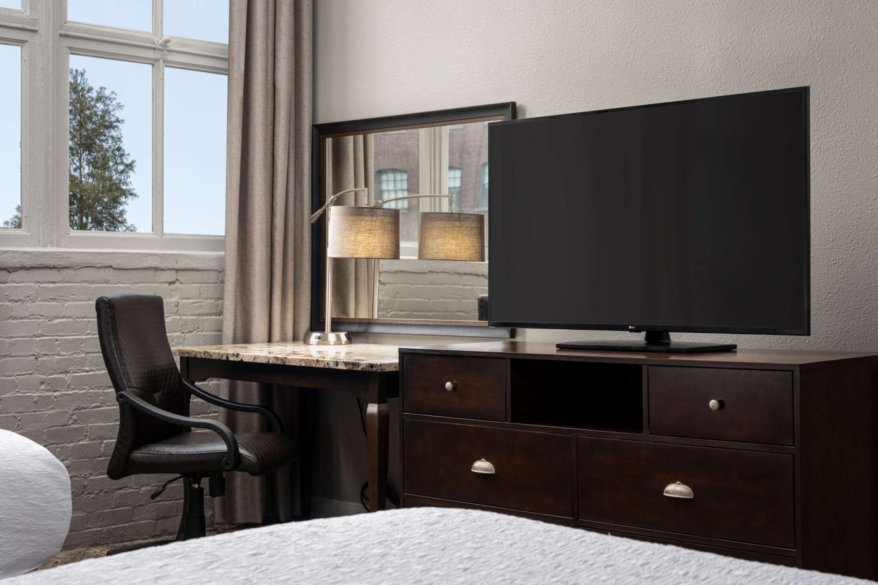 Deluxe Queen Room with Two Queen Beds - Photo 5