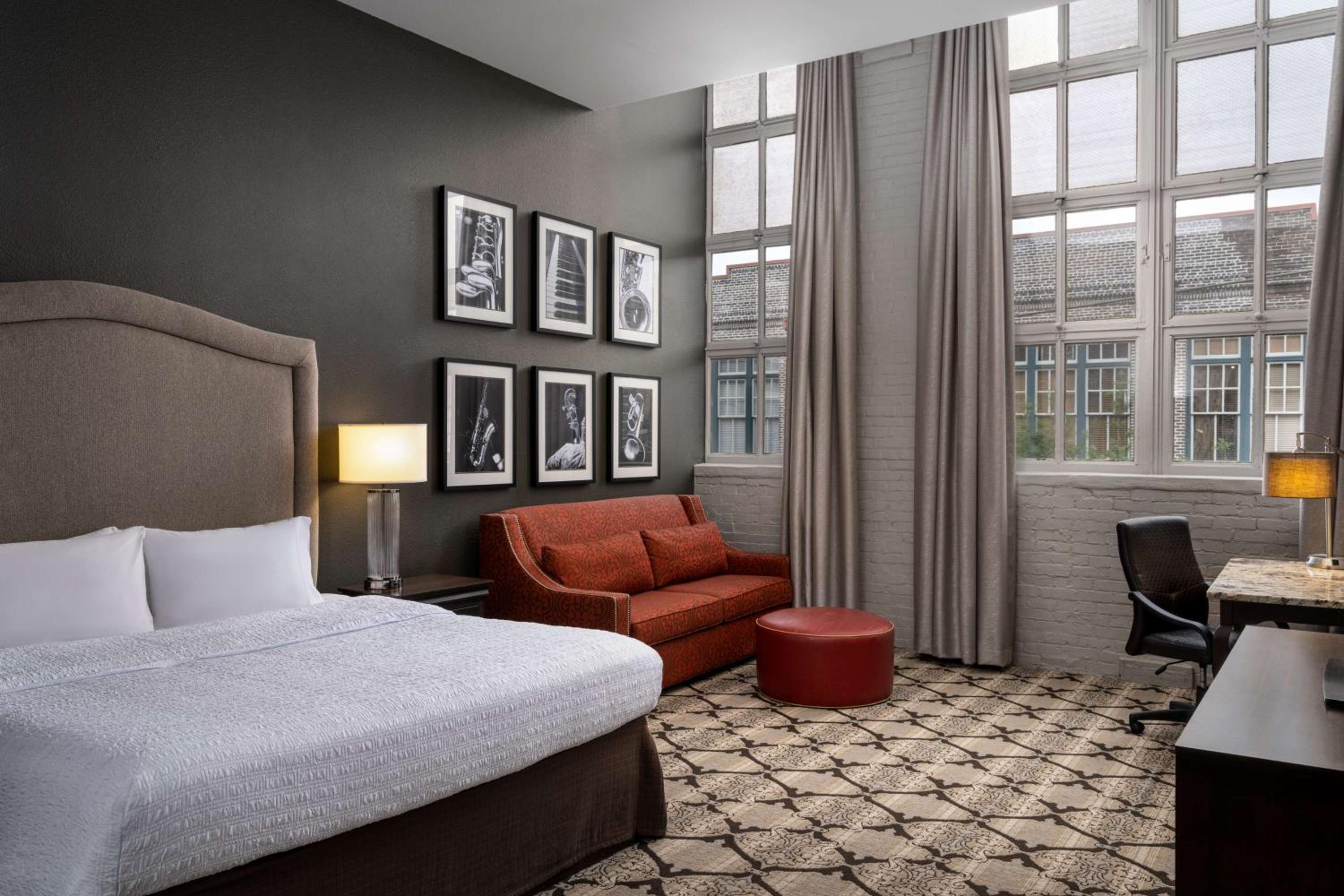 Deluxe Junior King Suite with Wetbar - Photo 3