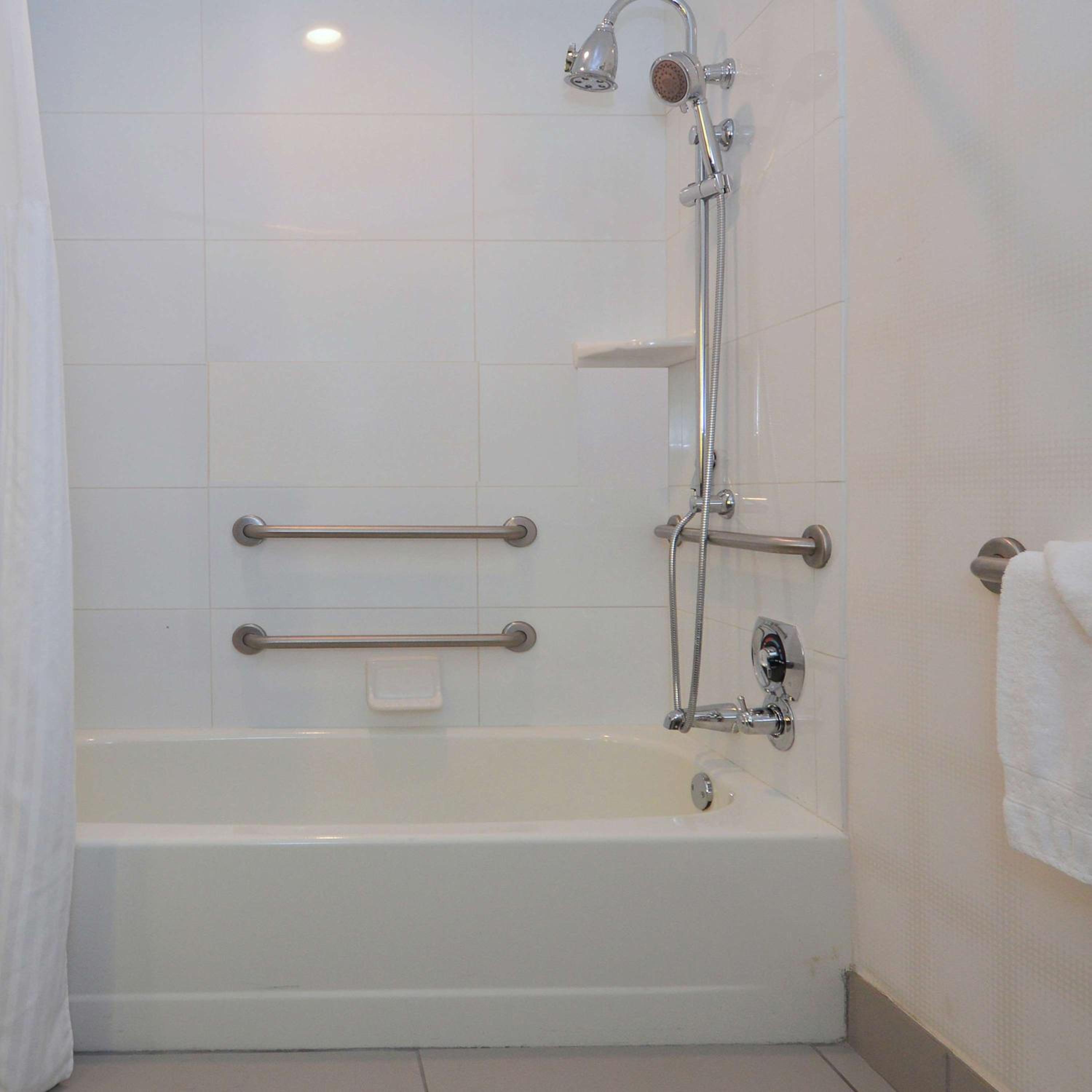 King Room with Accessible Tub - Mobility and Hearing Access - Photo 7
