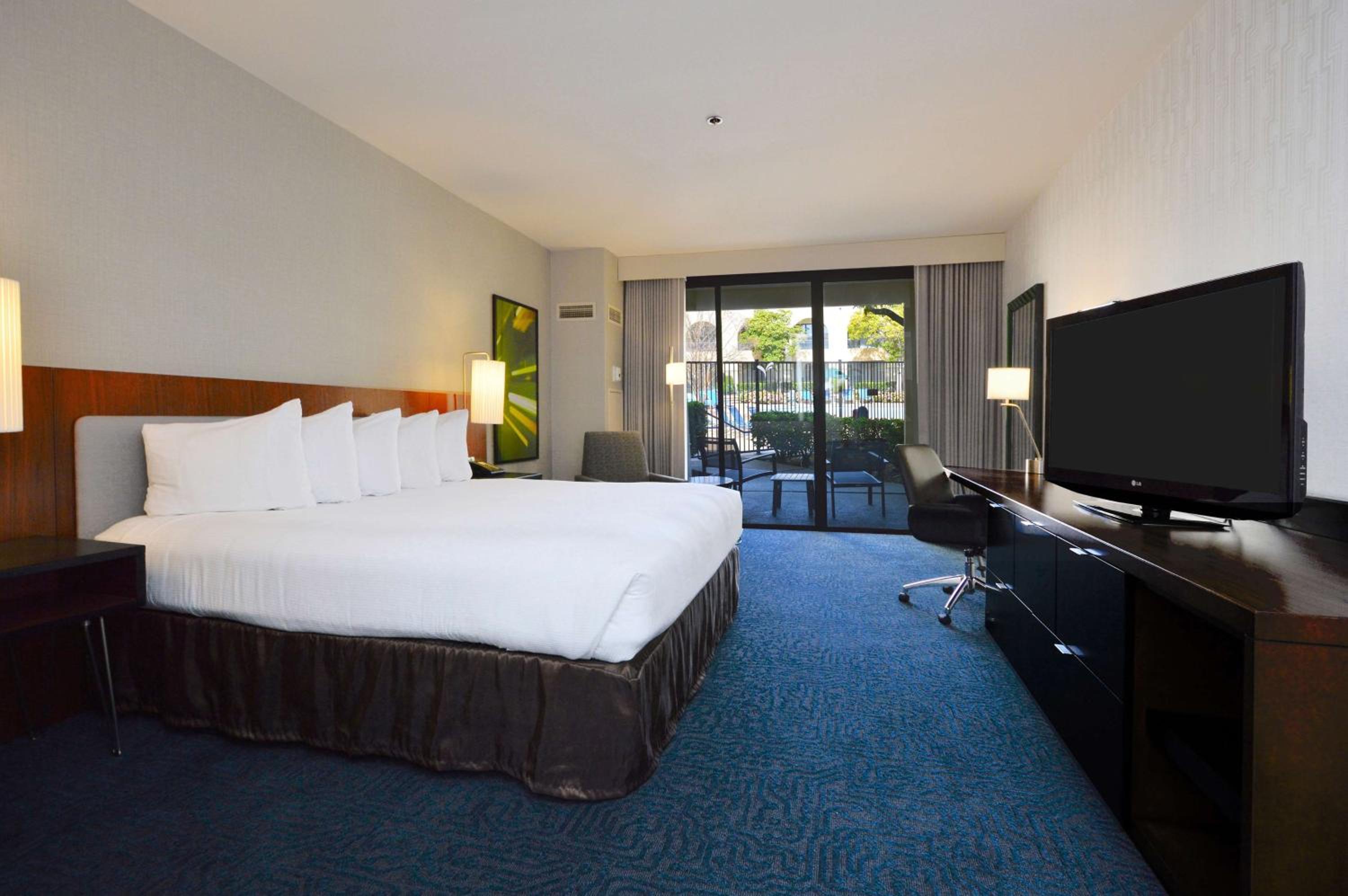 Double Room with Two Double Beds with Pool View - Photo 7