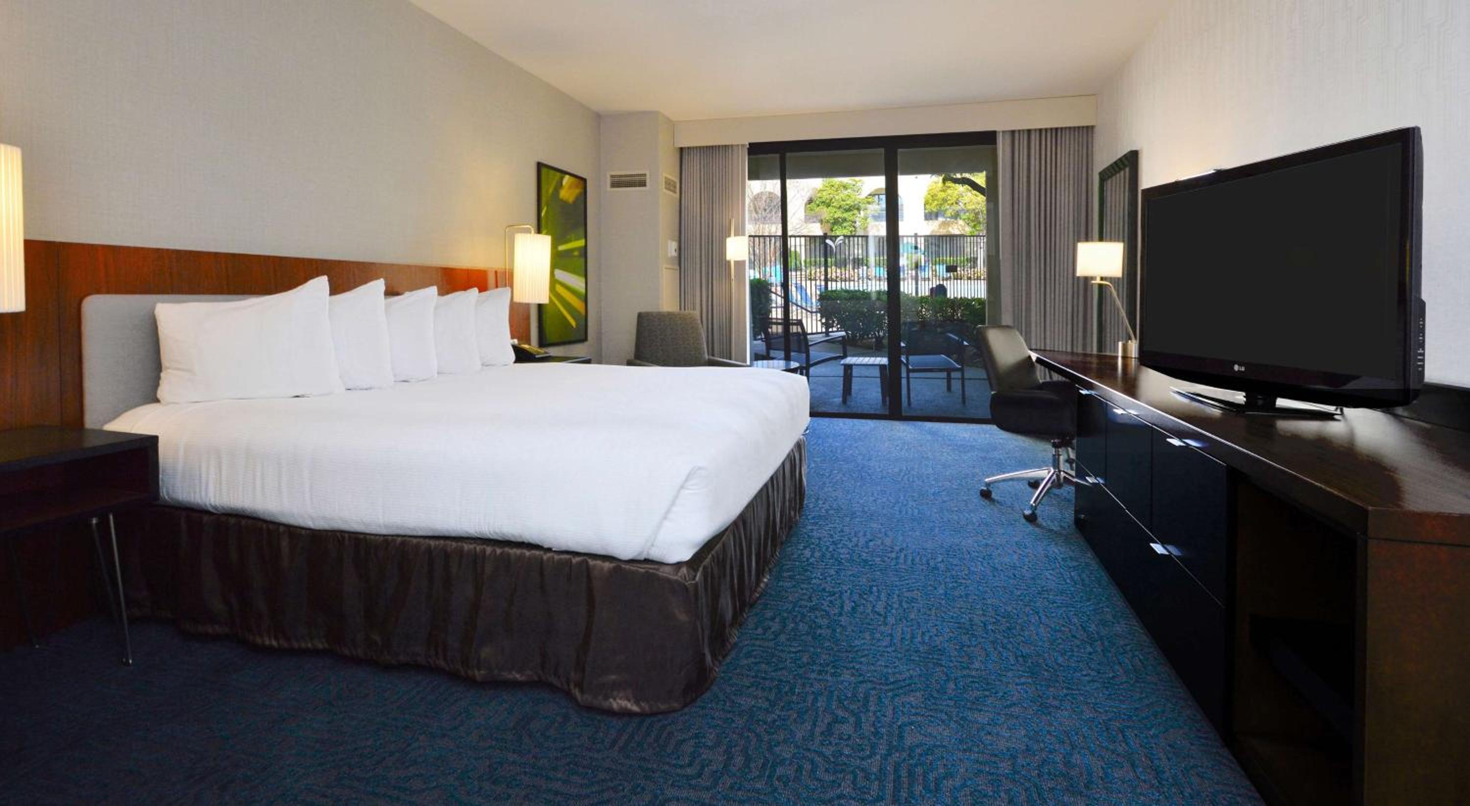 King Room with Pool View - Photo 3