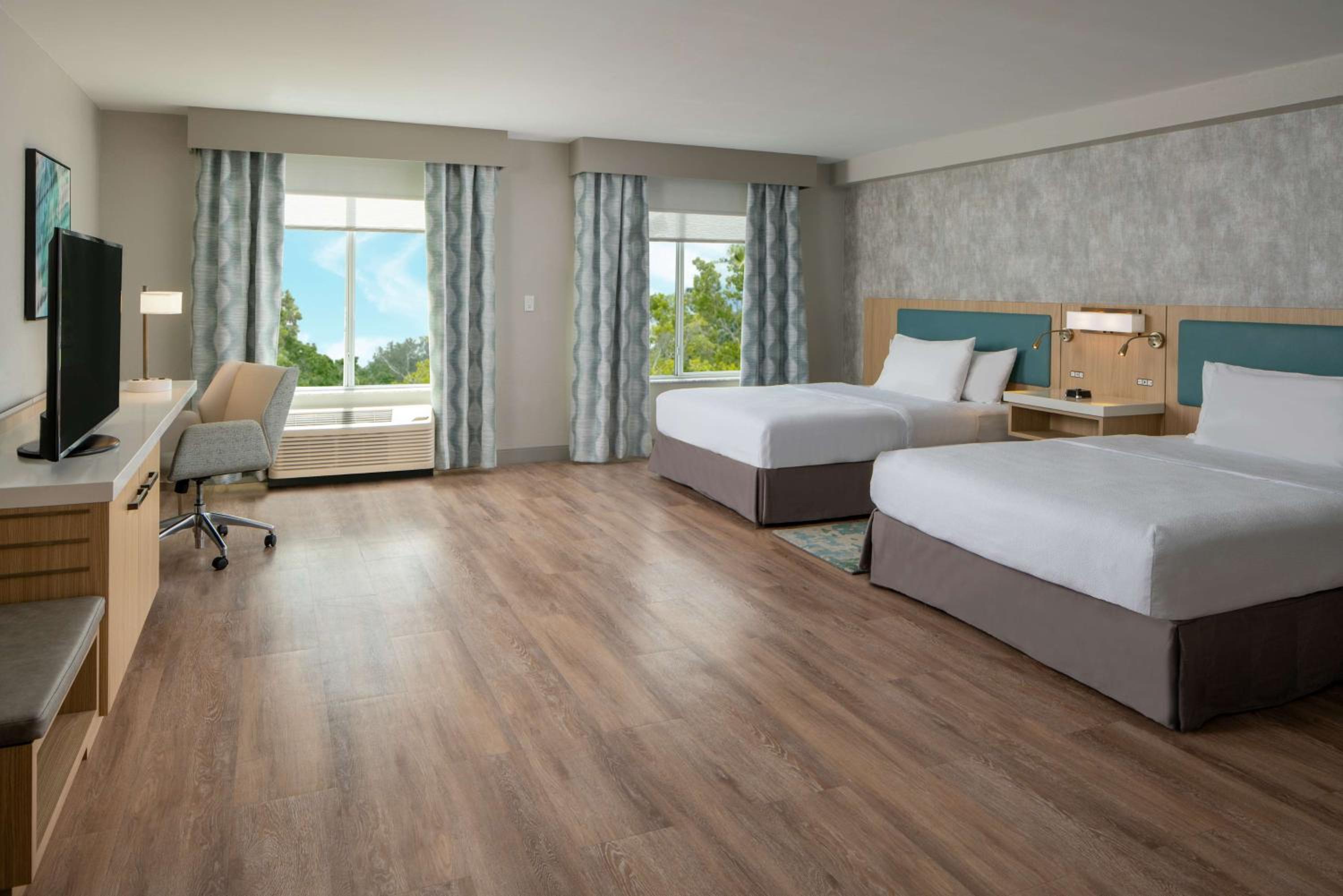 Queen Room with Two Queen Beds with Tub - Mobility Hearing Accessible