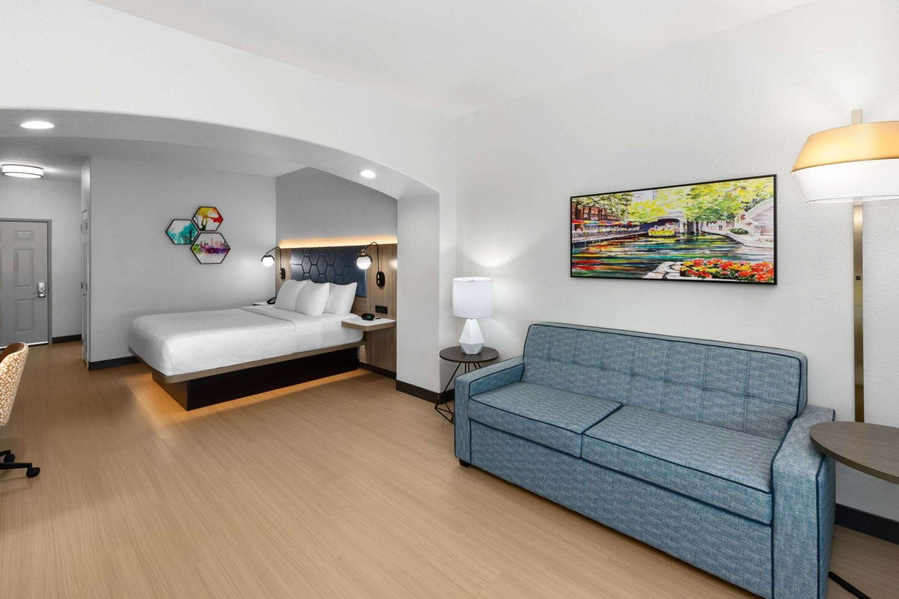 Executive King Room with Sofa Bed - Photo 2