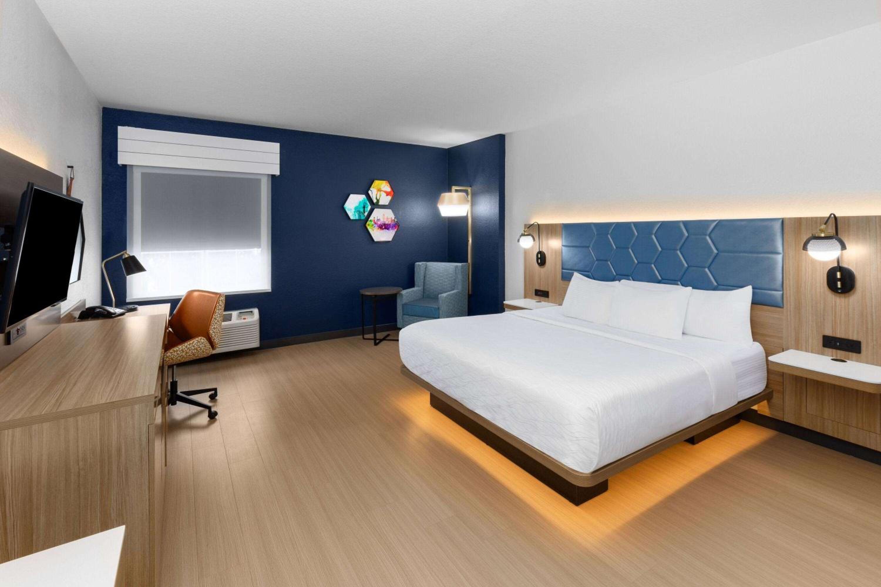 King Room with Roll-In Shower - Mobility/Hearing Accessible - Non-Smoking - Photo 4