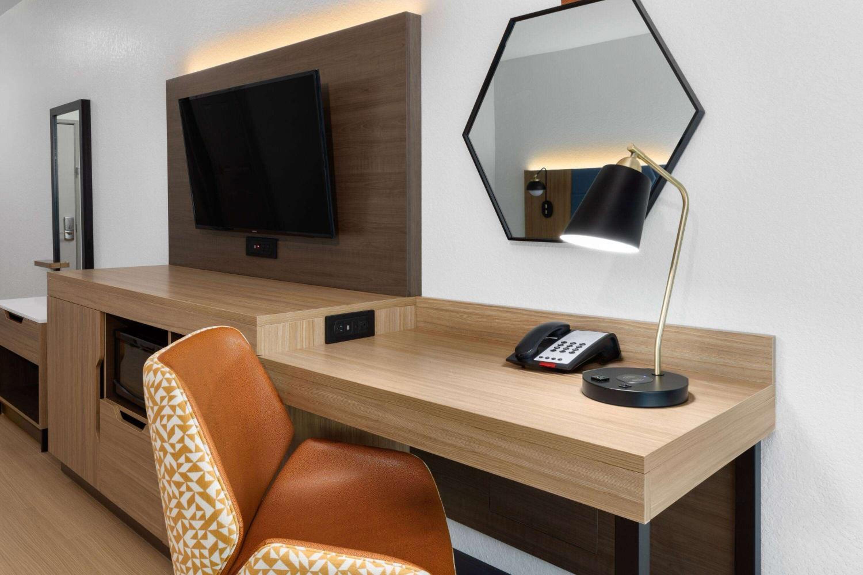 Deluxe King Room - Photo 4