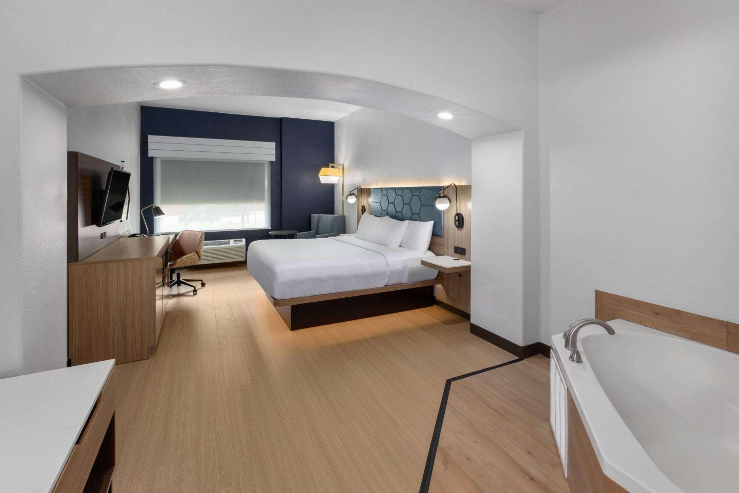 King Room with Spa Bath - Photo 3