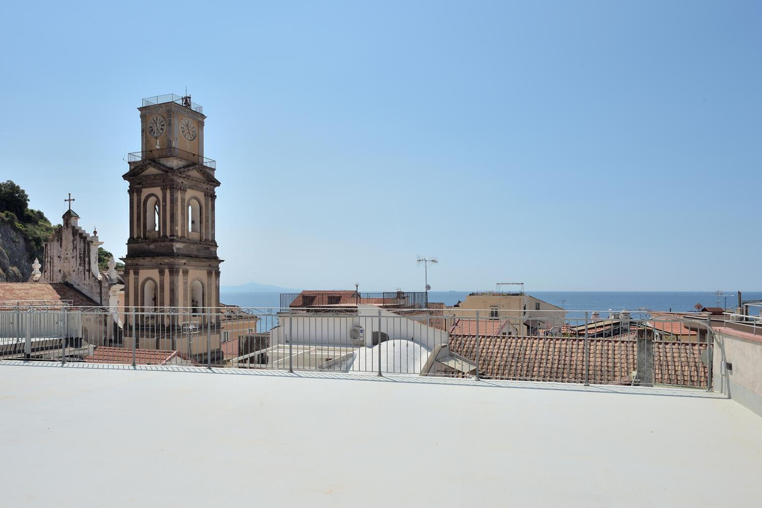 Three-Bedroom Apartment with View photo 3