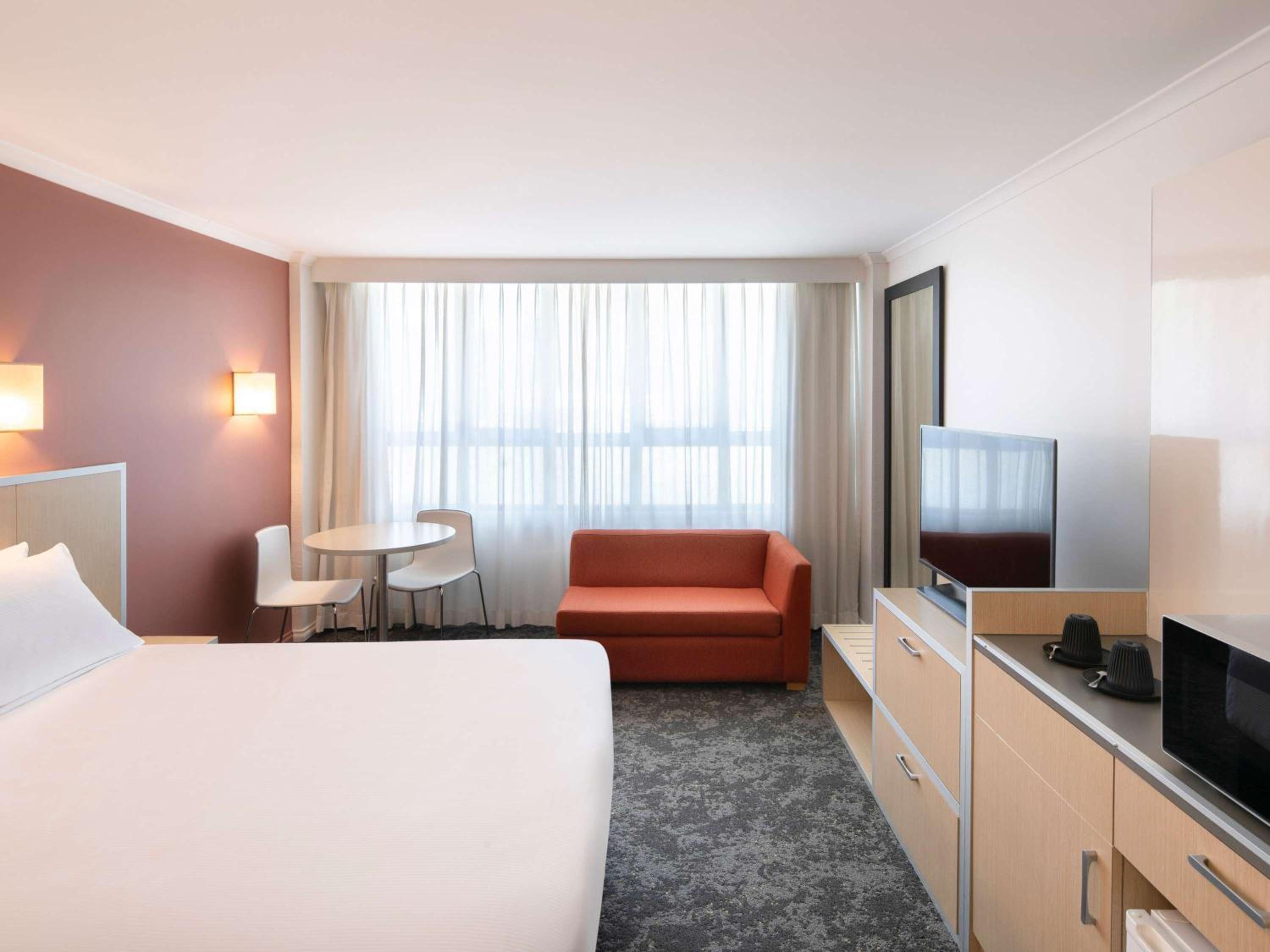Deluxe King Room - Photo 9