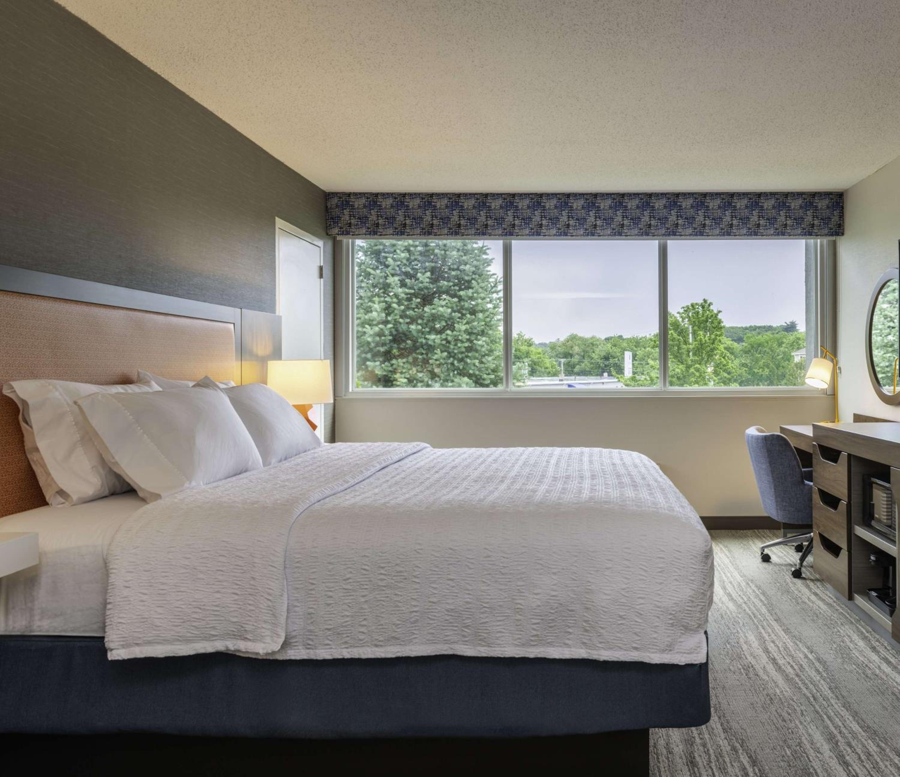 King Room with Microwave and Fridge - Photo 1