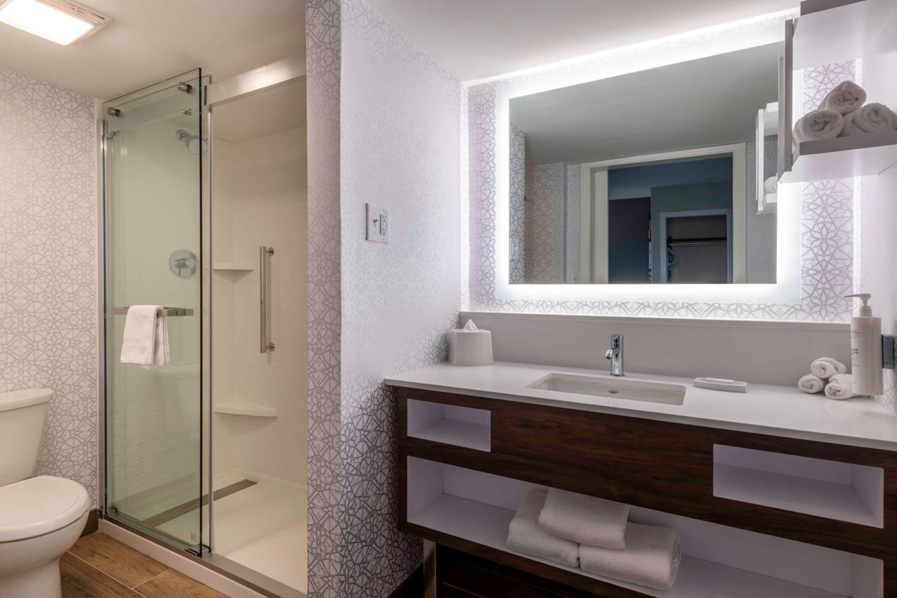 King Suite with Wet Bar - Photo 2