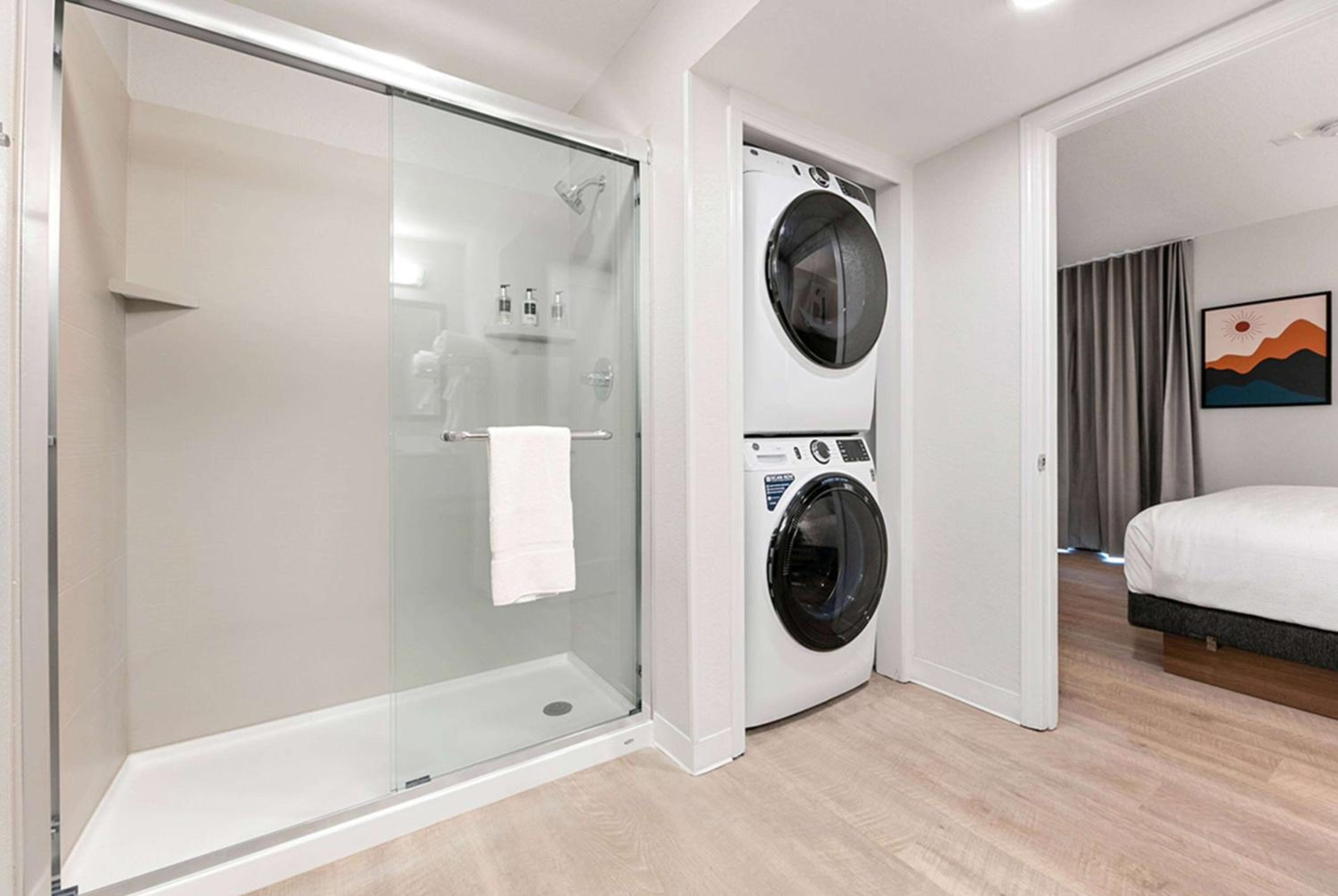 Queen Studio Suite - Mobility/Hearing Accessible with Roll-In Shower - Photo 2