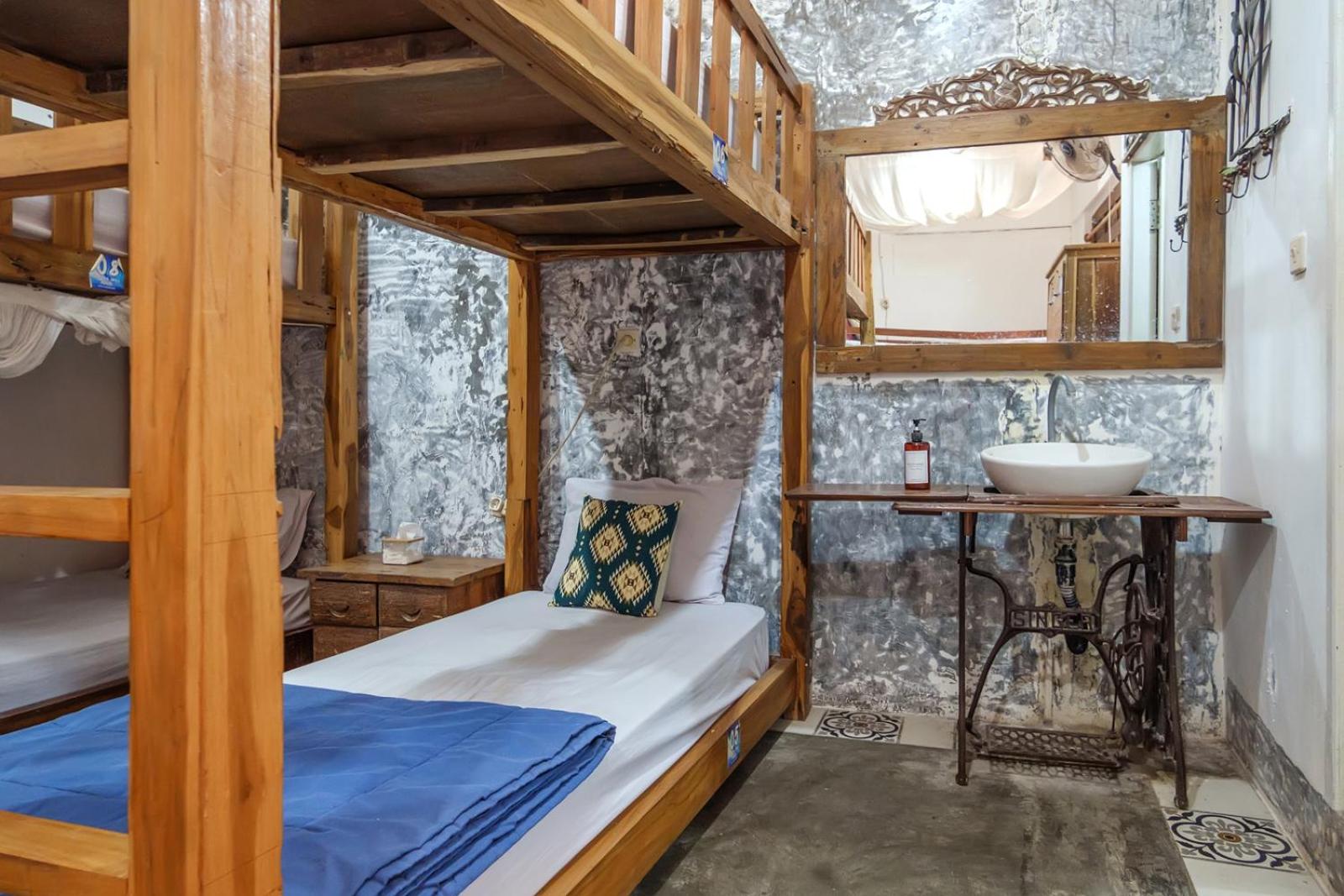 Family Room with Private Bathroom - Photo 8