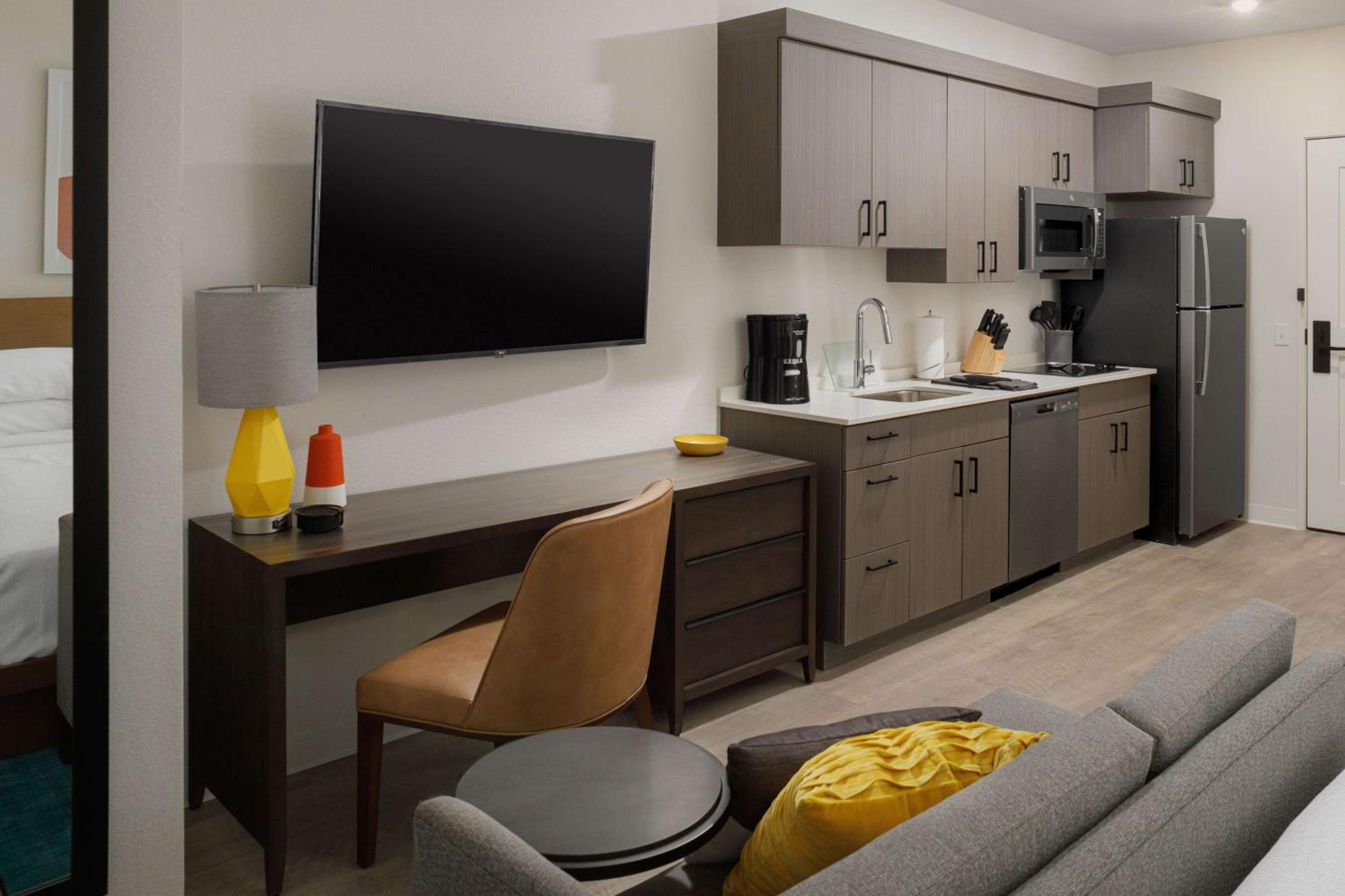 Studio Suite - King Bed - Photo 2