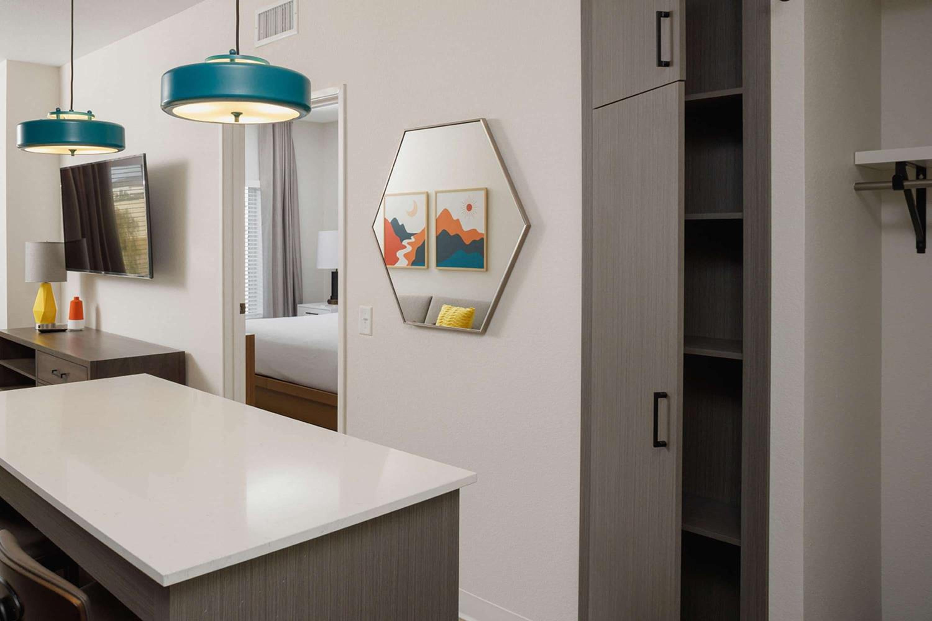 One Bedroom Suite Balcony Hearing Accessible - King Bed - Photo 4