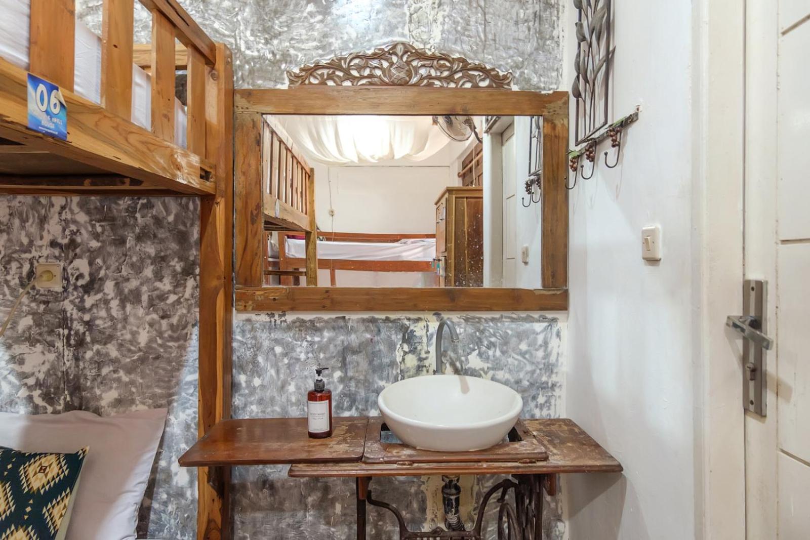 Family Room with Private Bathroom - Photo 4