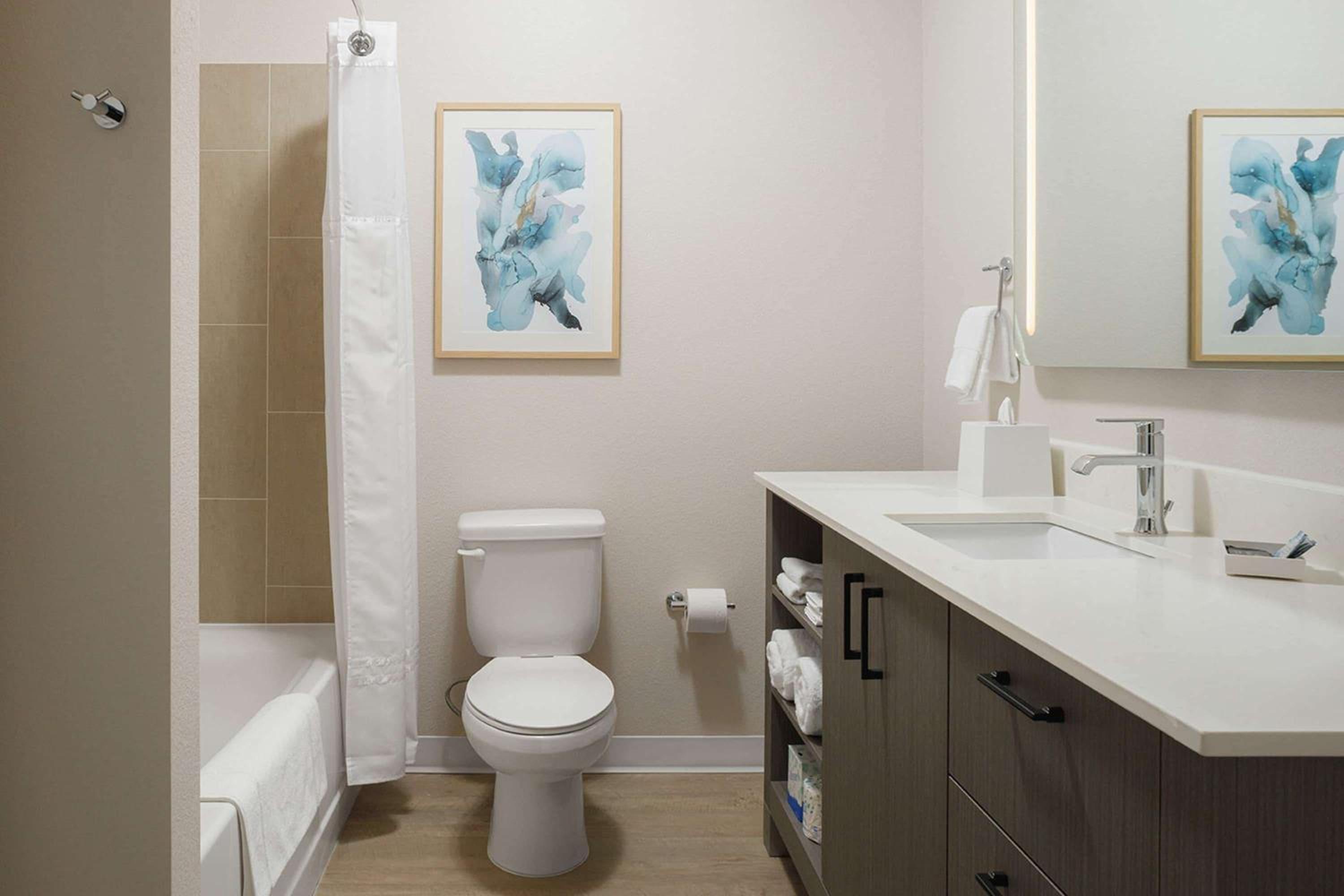 Two Bedroom Suite Accessible Tub - 2 King Beds - Photo 4