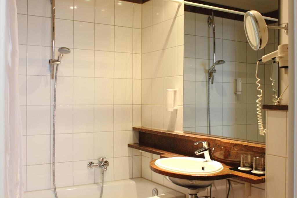 Standard Triple Room thumbnail 5
