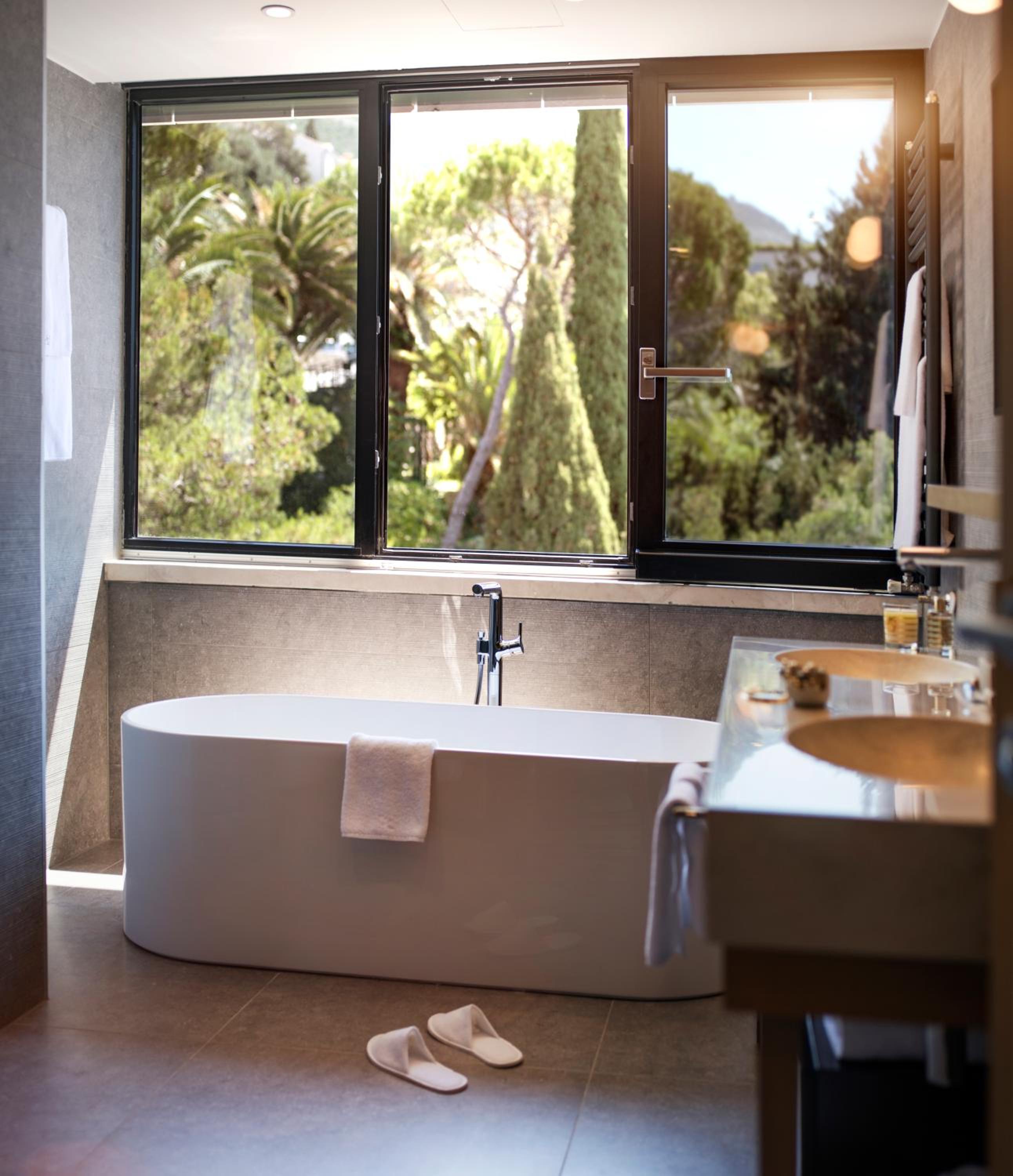 Executive Suite with Balcony and Sea View thumbnail 6