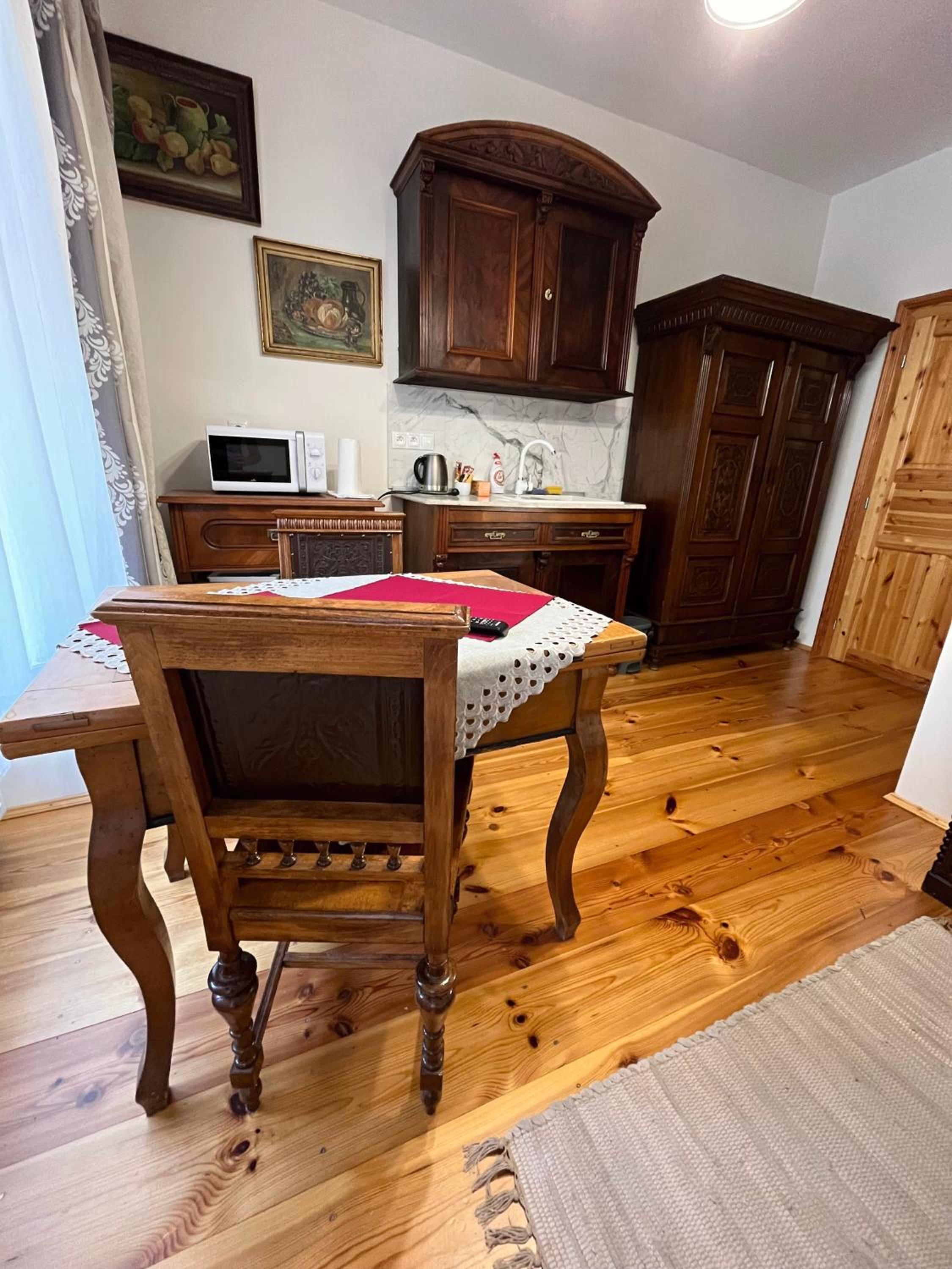 Double Room with Private Bathroom - Photo 9