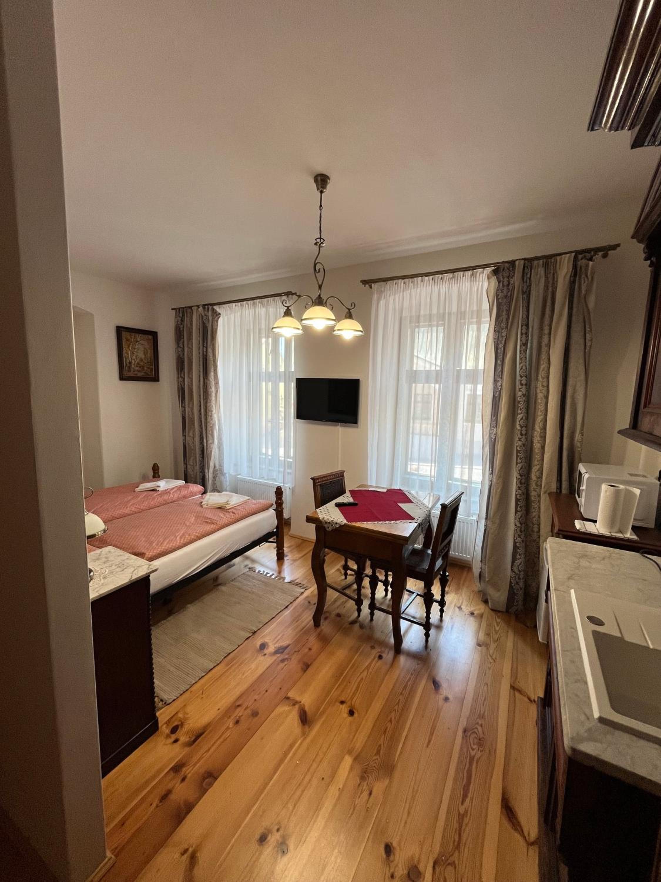 Double Room with Private Bathroom - Photo 4
