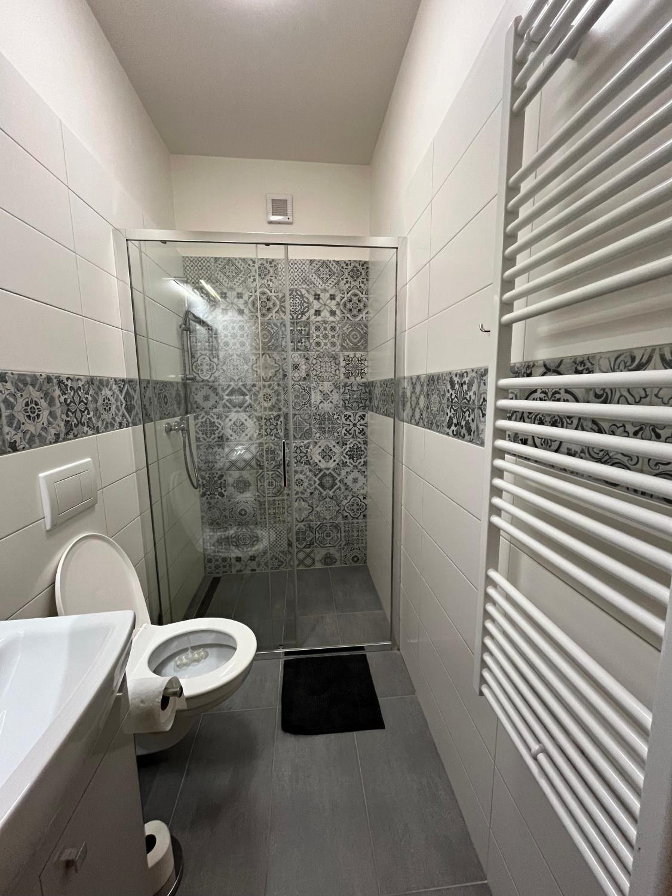 Double Room with Private Bathroom - Photo 8