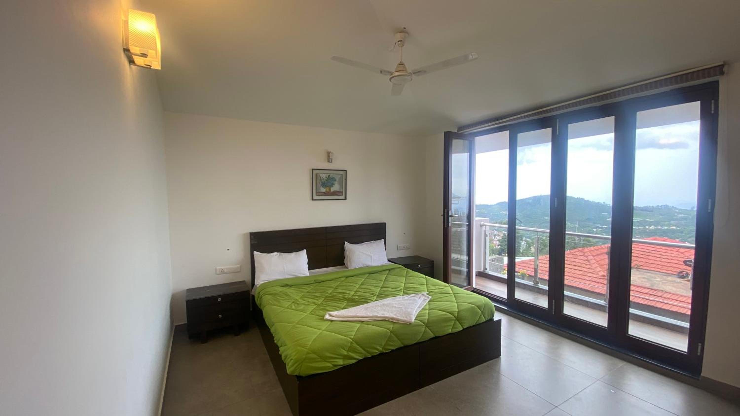 Five-Bedroom House photo 1