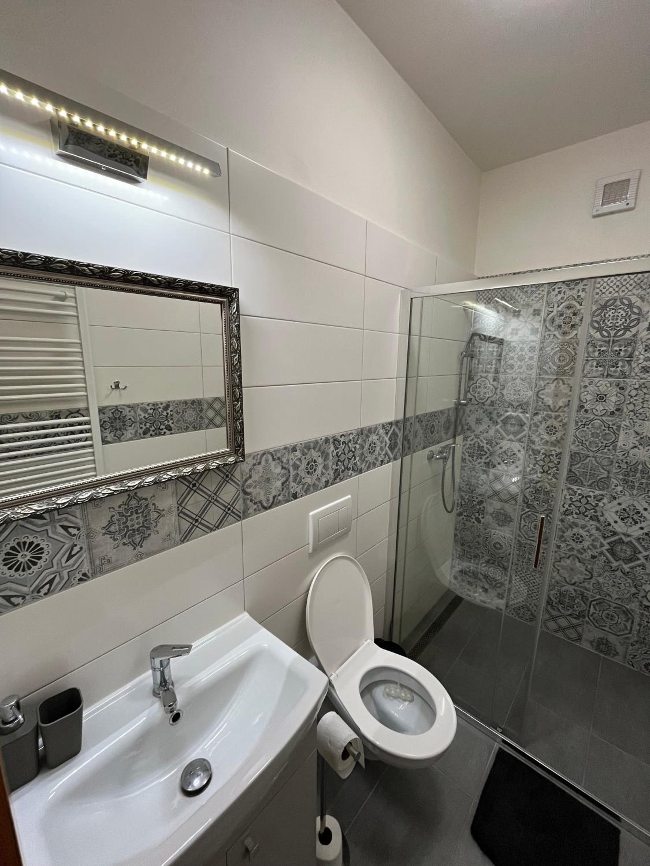 Double Room with Private Bathroom - Photo 10