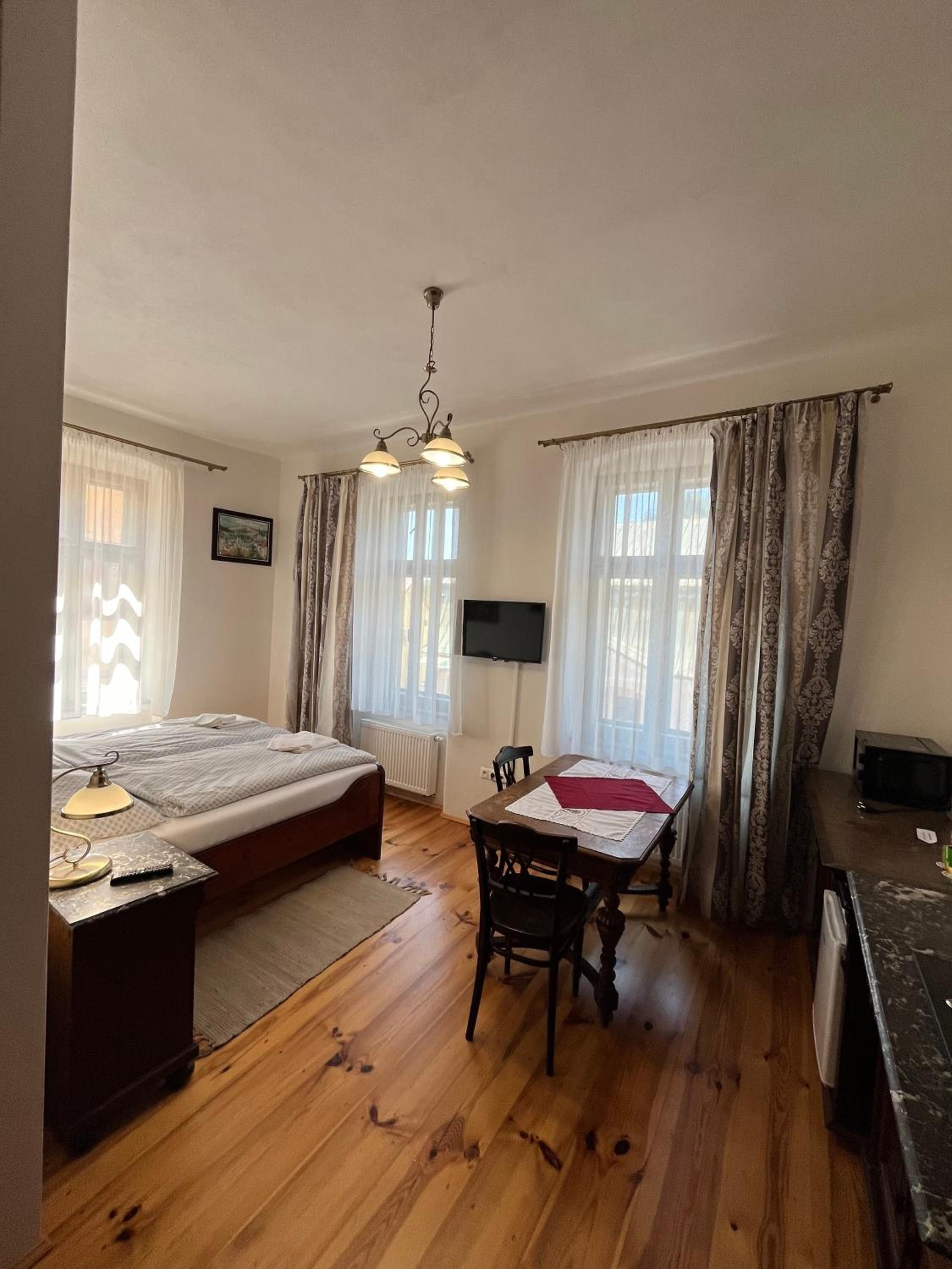 Double Room with Private Bathroom - Photo 2