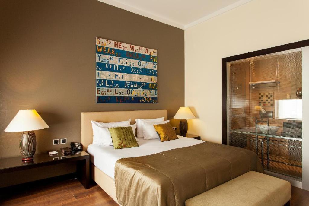 Deluxe Double Room with Balcony thumbnail 5