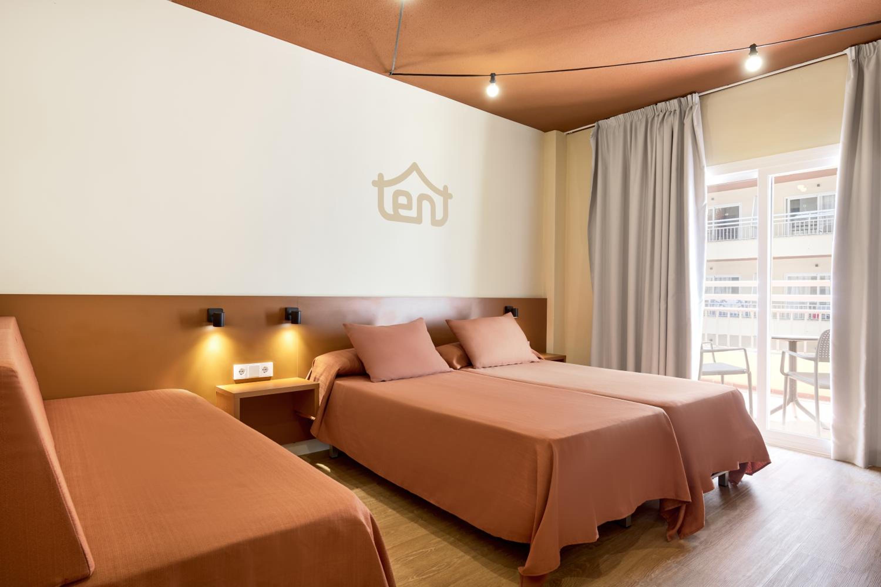Double Room (2 Adults + 1 Child) - Bed & Unlimited Brunch - Photo 1
